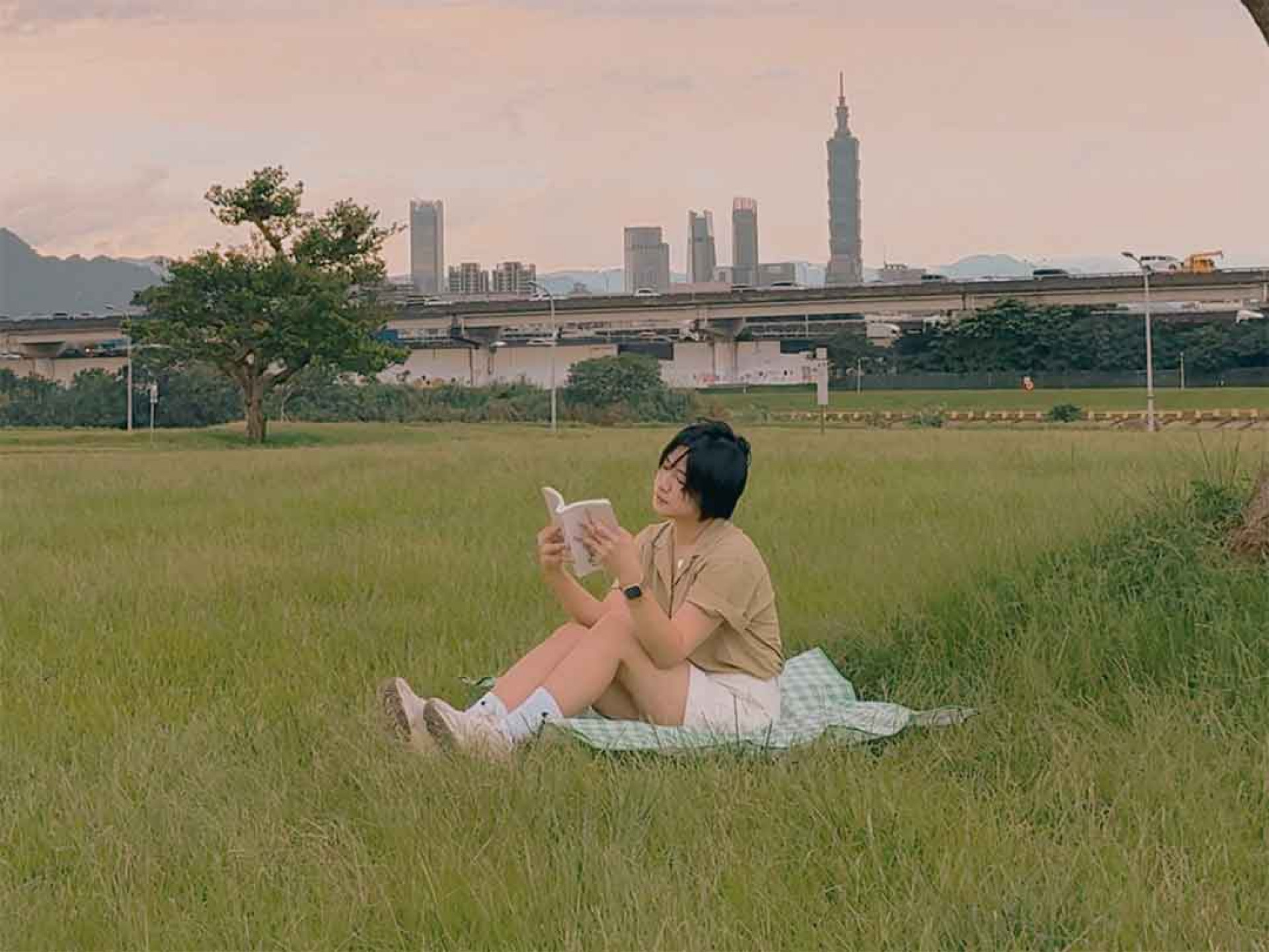 創作歌手黃宇寒，今日推出全新單曲〈暮春 Bless you〉，力邀浪漫唱作才子雷擎跨刀合作。