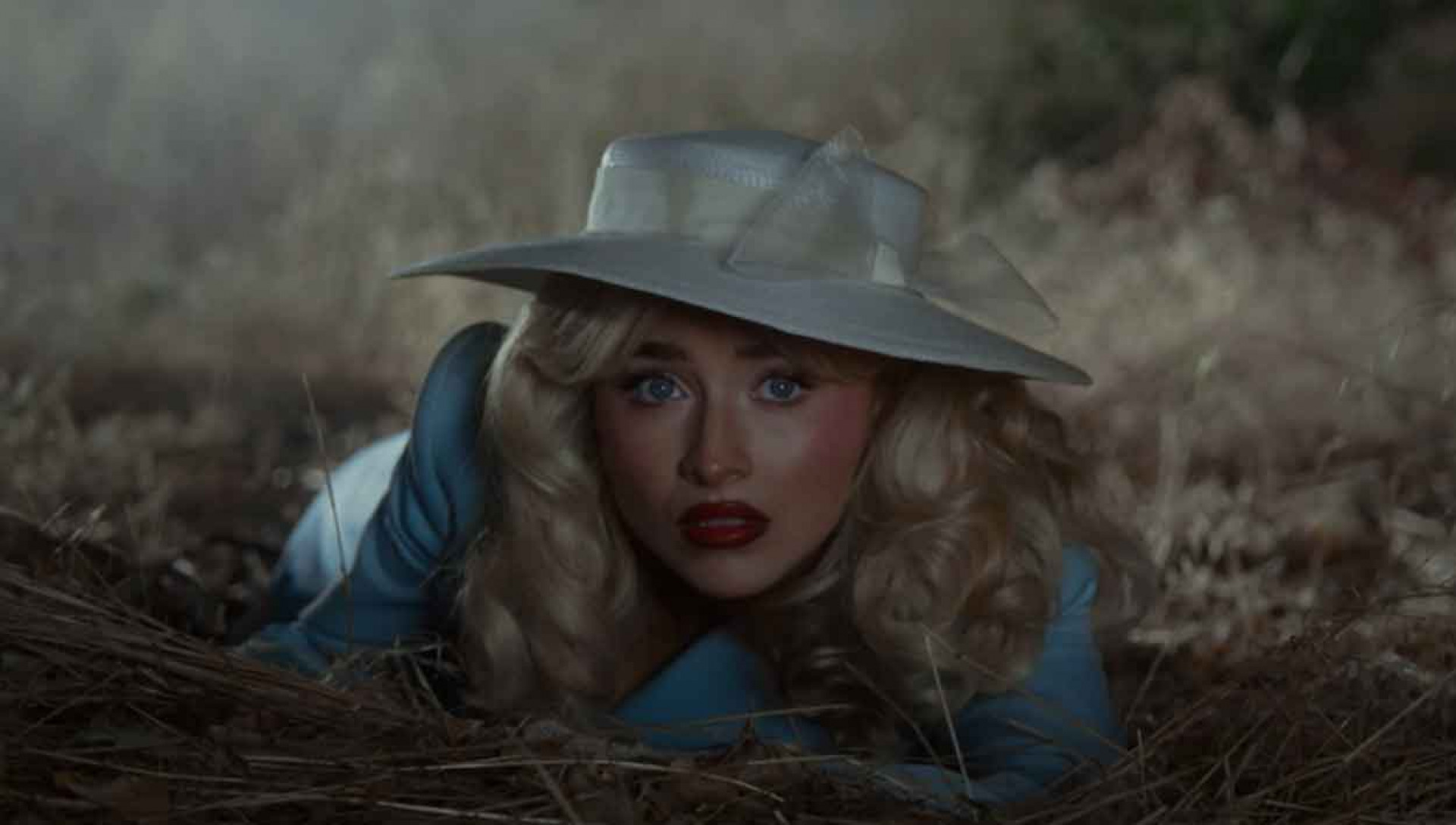 莎賓娜車禍後在鬼屋的庭院中醒來-翻攝自YouTube〈Tears〉MV