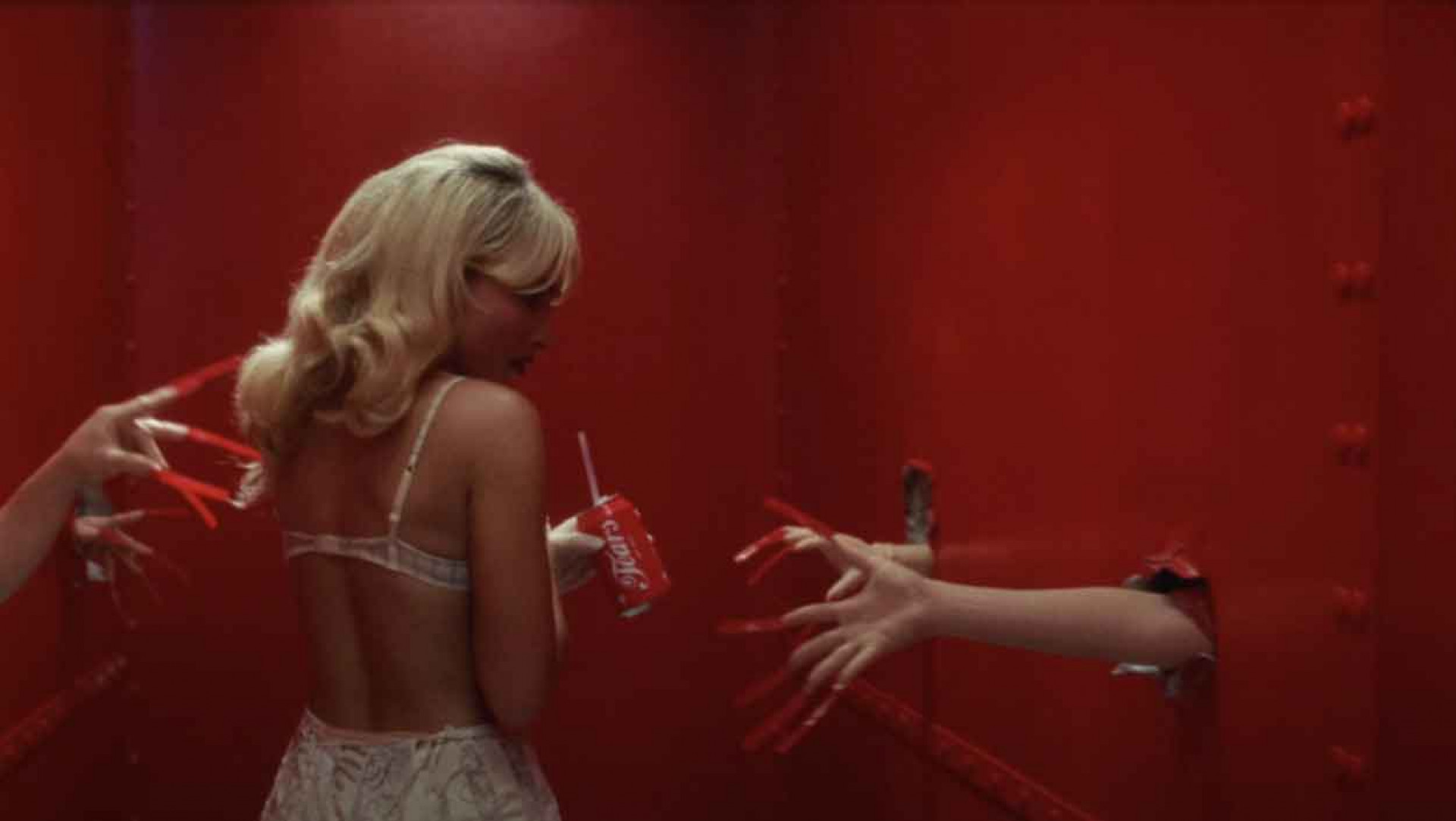 鬼屋的走廊上滿是留有紅色長指甲的小手-翻攝自YouTube〈Tears〉MV