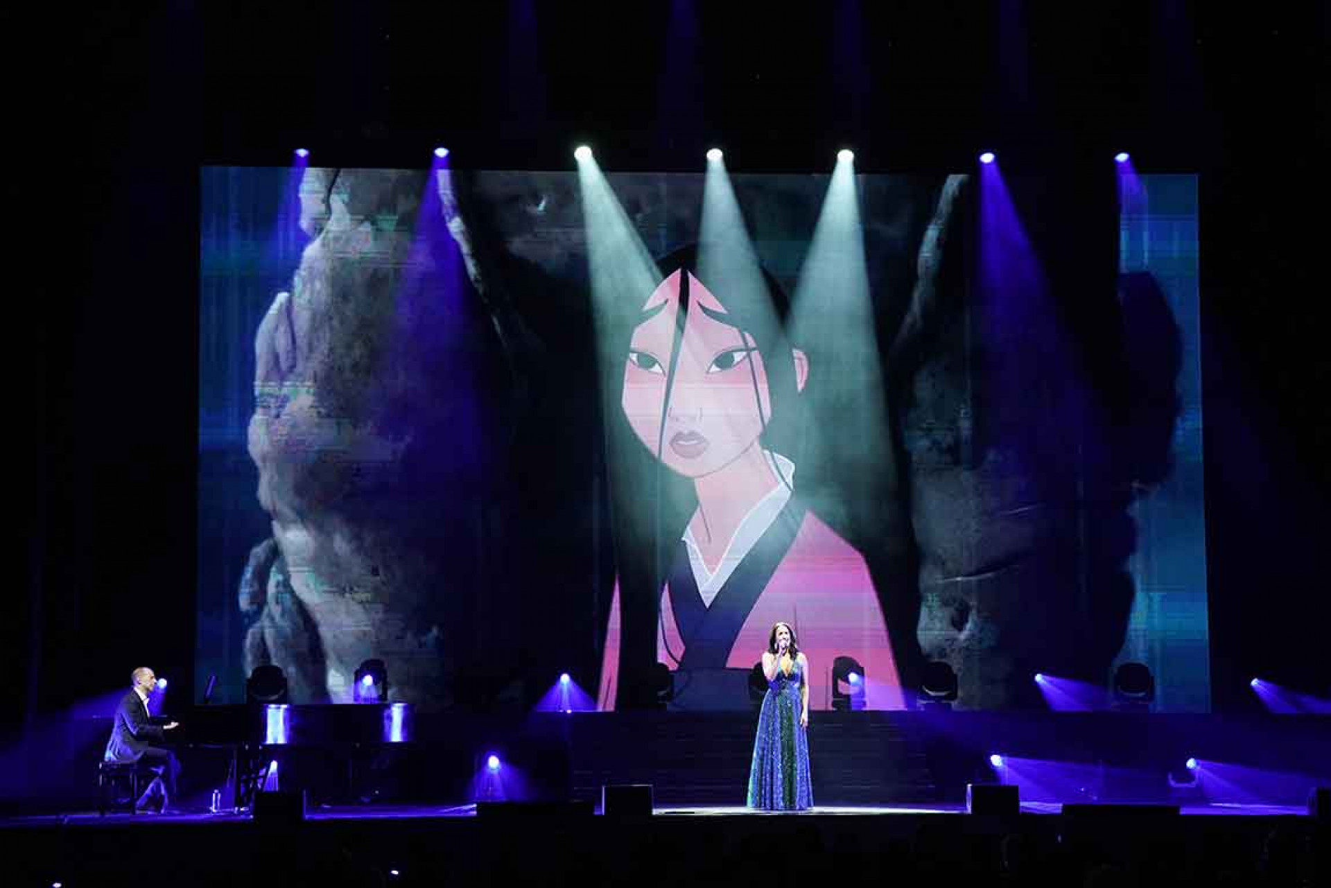 經典名作的動人篇章。舞台搭配聲光效果、現場演唱