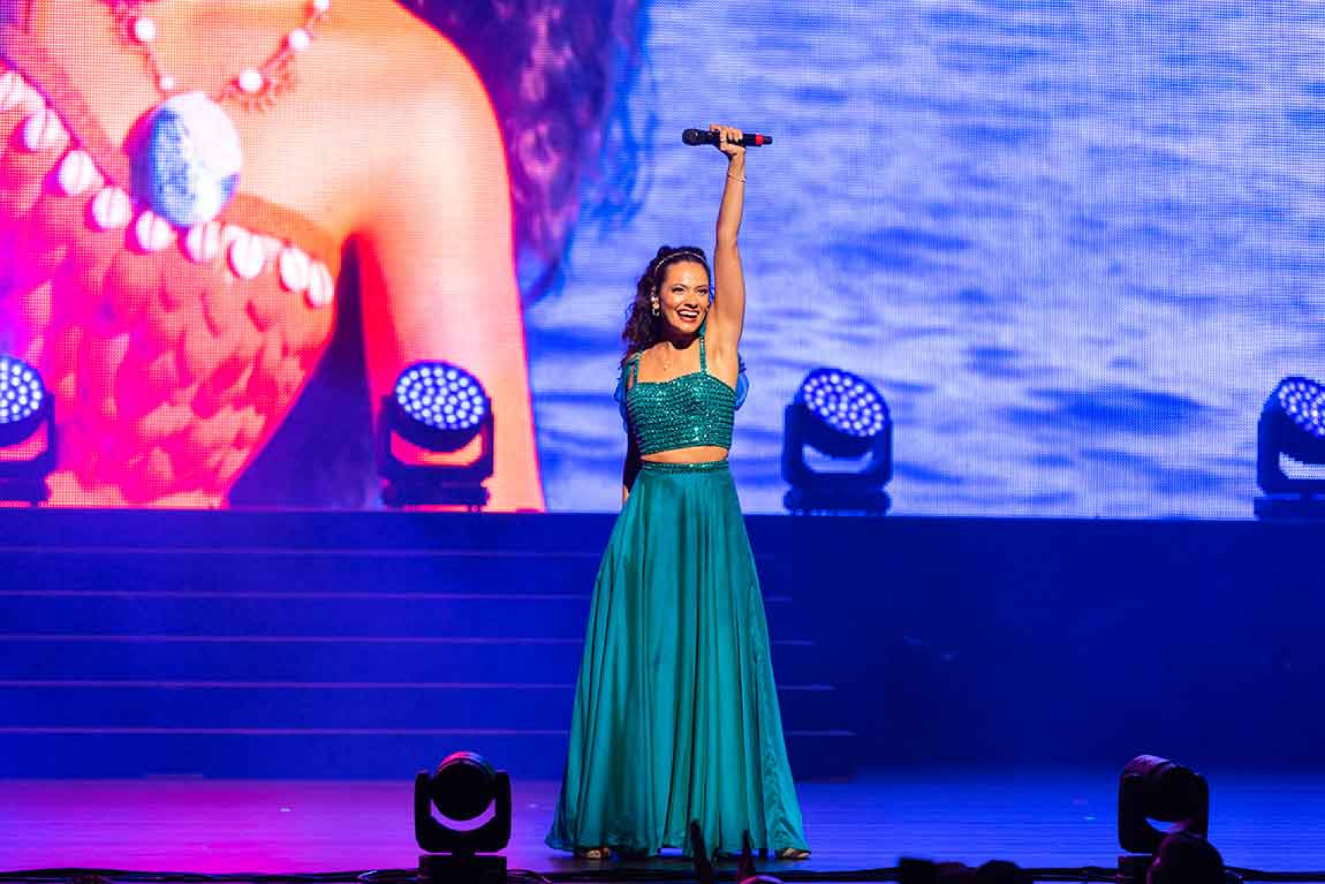 集結眾多明星同台飆唱,帶領樂迷穿越一幕幕迪士尼的動人故事