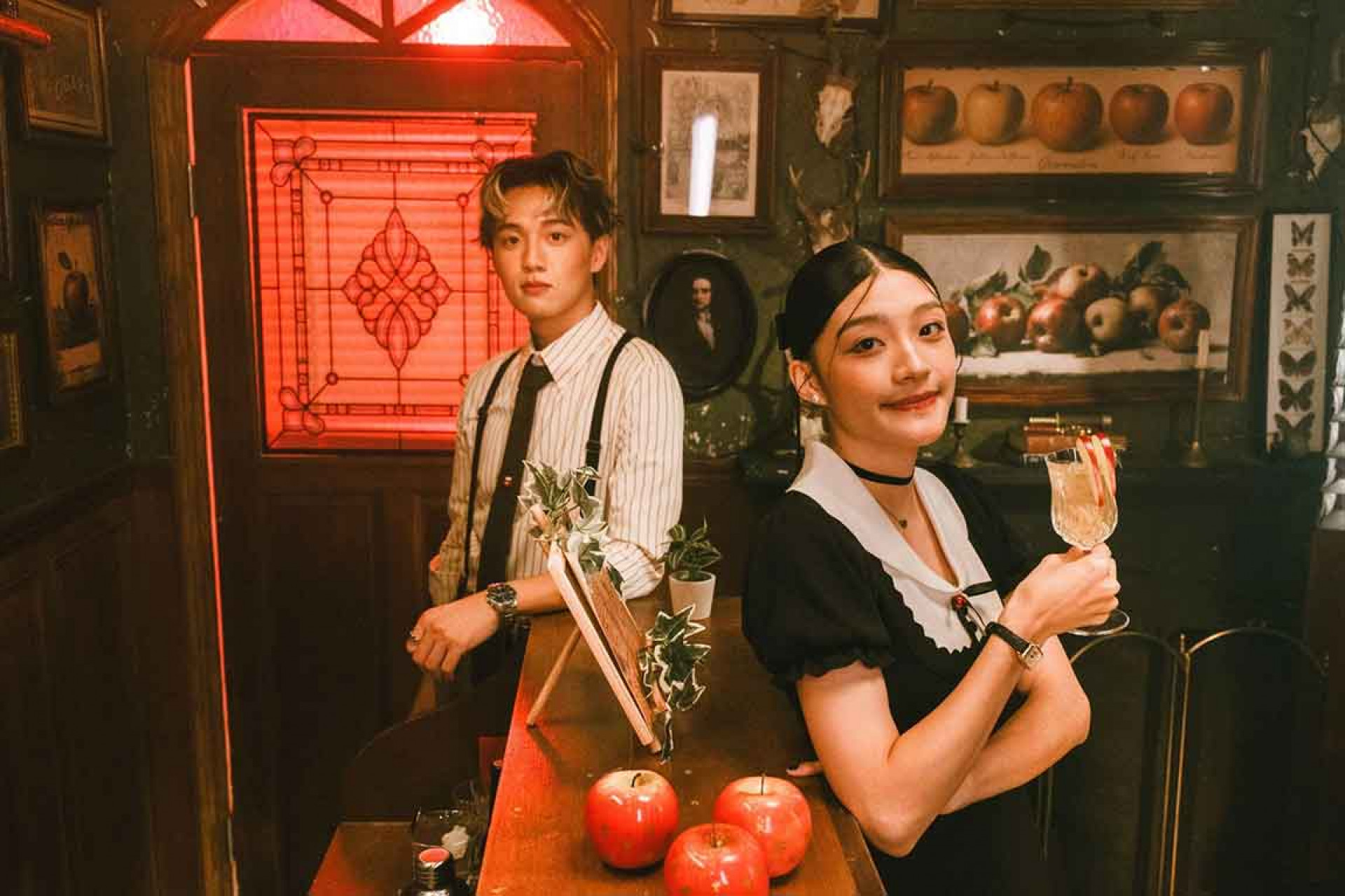 〈友達以上 〉MV中Quanzo 化身為調酒師,與沒有才能的主唱若欣曖昧對唱