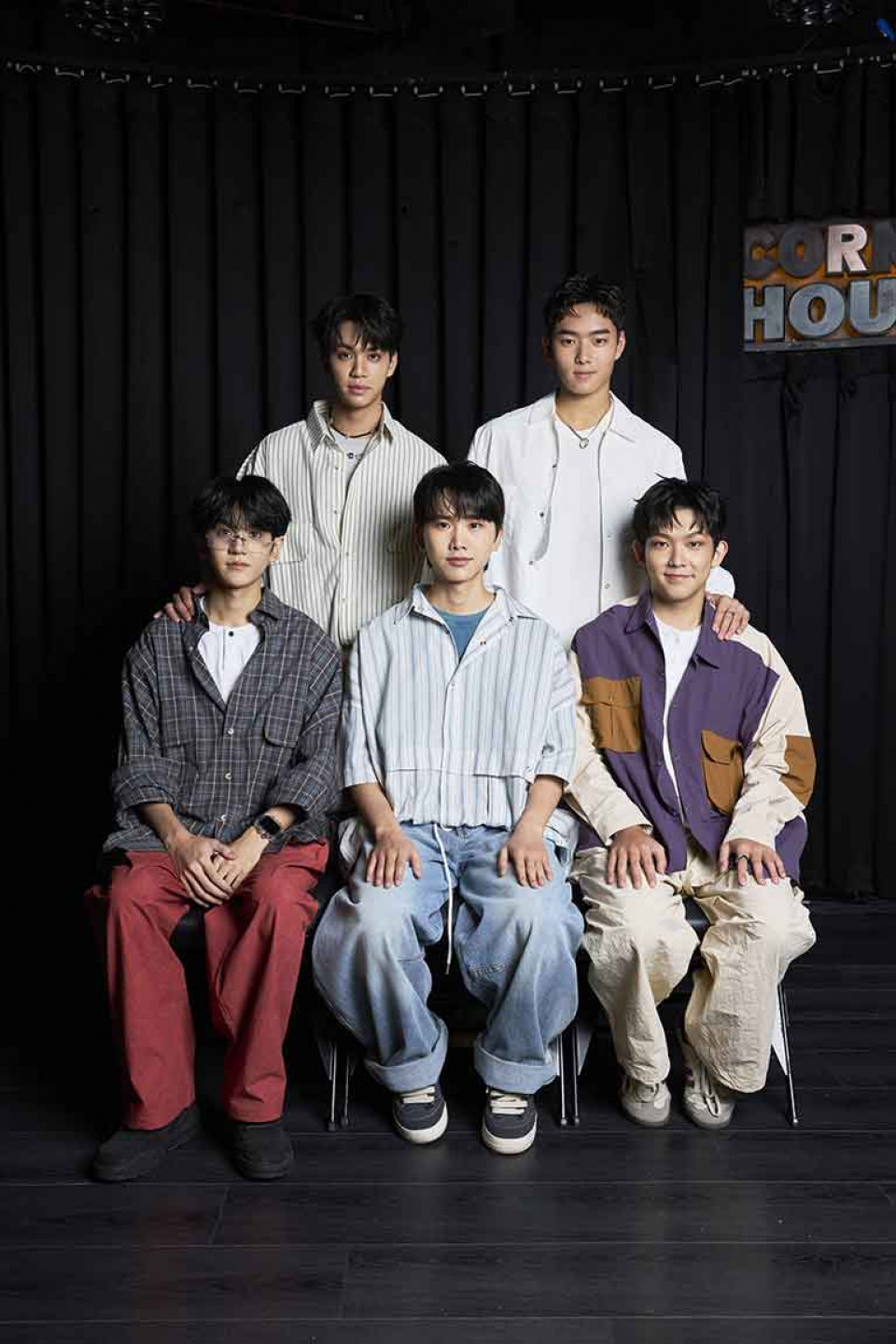 三週年五人終於到齊合體,以全員之姿帶領粉絲走進一場充滿台式復古氛圍的盛宴