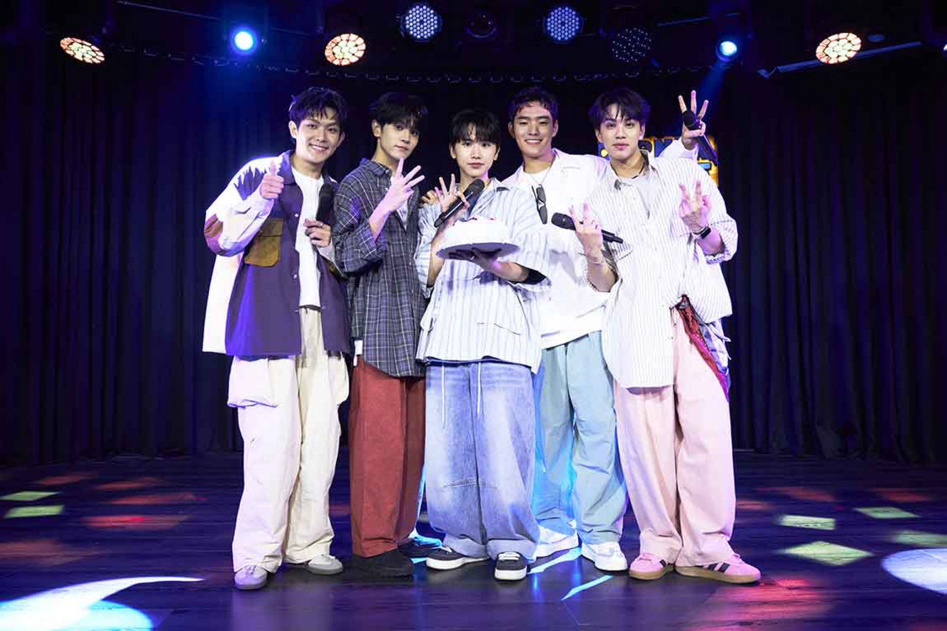 AcQUA源少年端上慶生蛋糕，與粉絲「海星」們一同慶祝「三歲生日