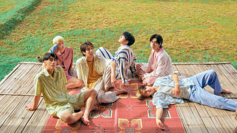 千呼萬喚 ！Ozone 首本寫真書充滿私密感睡衣造型曝光 凌晨2點拍攝坦承全員邊拍邊睡