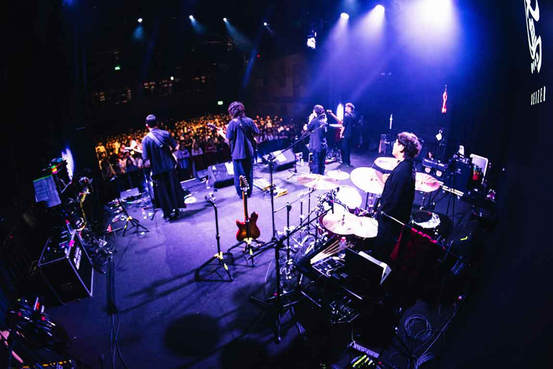 迎來成軍一週年的紙鳶 Seizer,也特別推出限量 「一週年紀念金屬鑰匙圈」