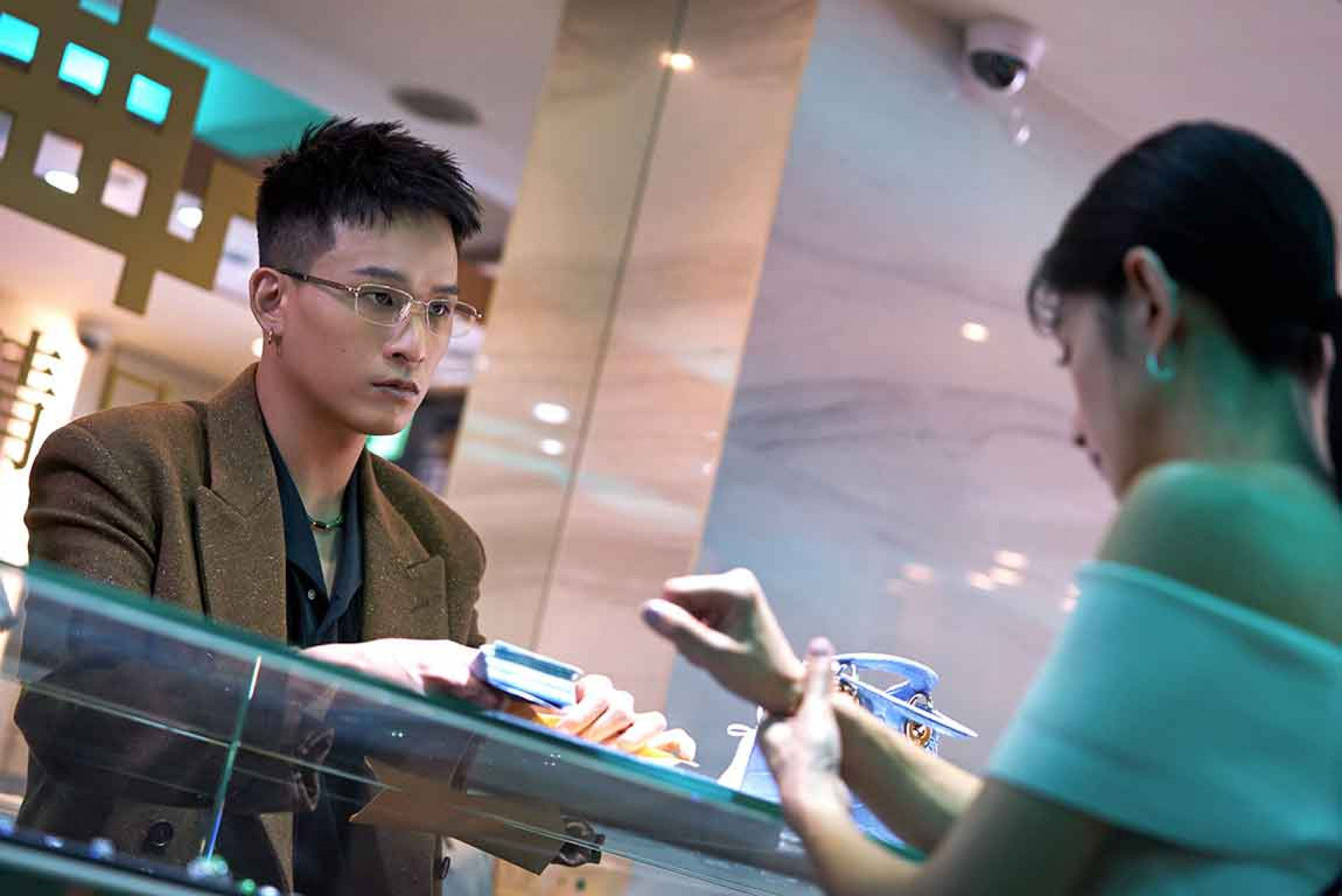 黃奇斌在MV中以客串演員身份現身,飾演關鍵人物的當鋪老闆