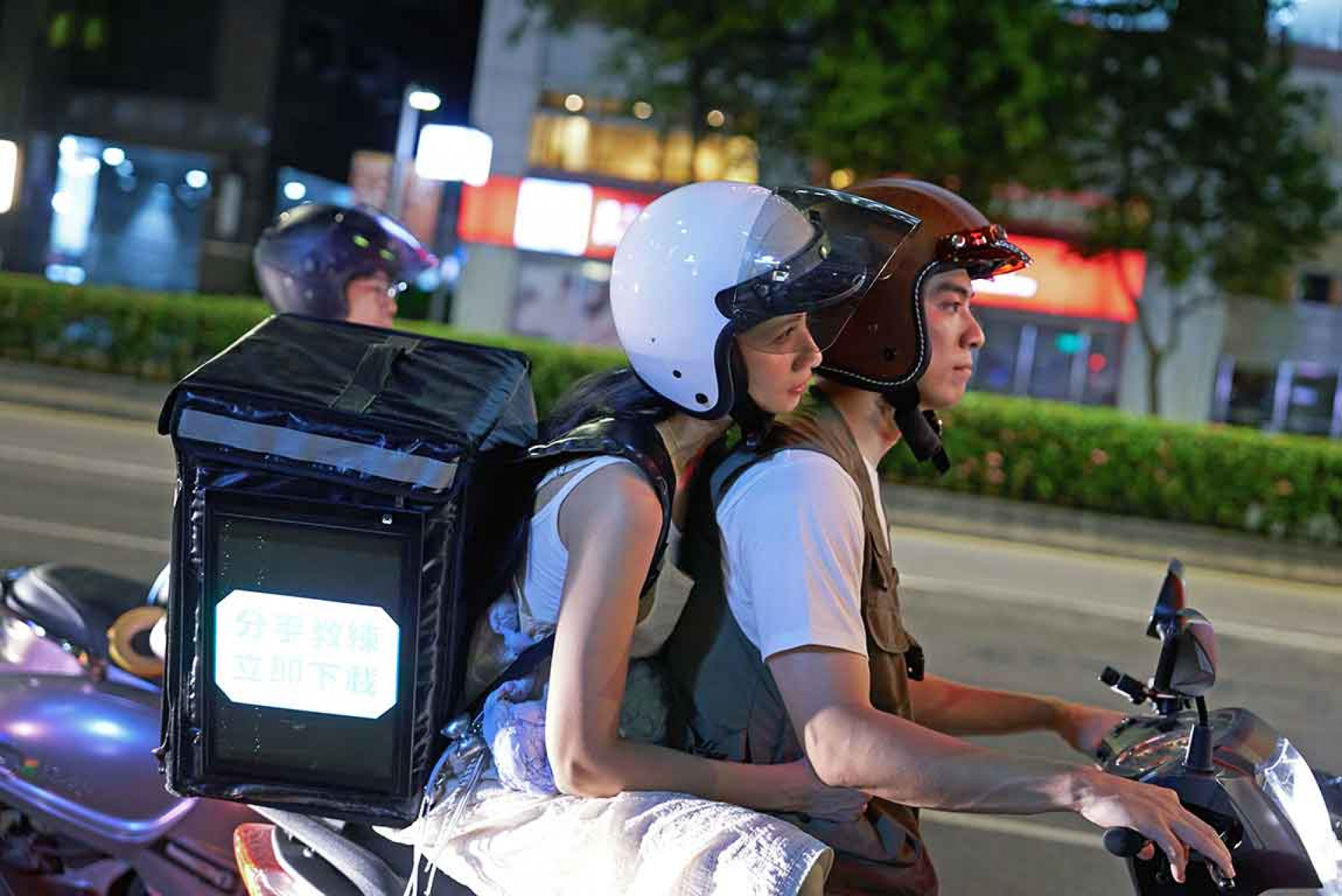 MV的故事置於現代都市，以一對奮力追夢的情侶為視角
