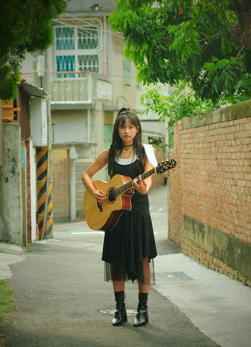 直擊靈魂的追問——吳汶芳攜新歌《這樣的我值不值得你愛呢》給出答案