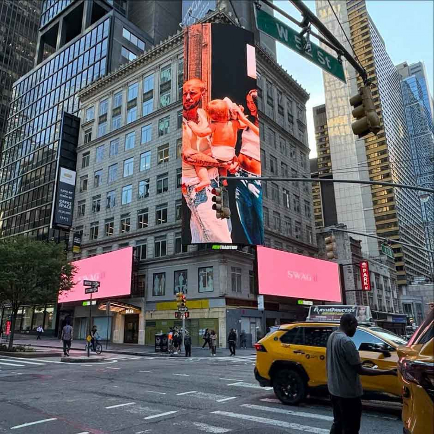 紐約戶外廣告---翻攝自 lilbieber IG