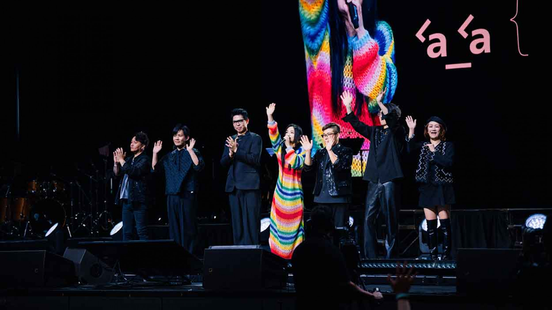 《變得有些奢侈的事》演唱會最後一站墨爾本,徐佳瑩(中)率領樂手向歌迷致謝