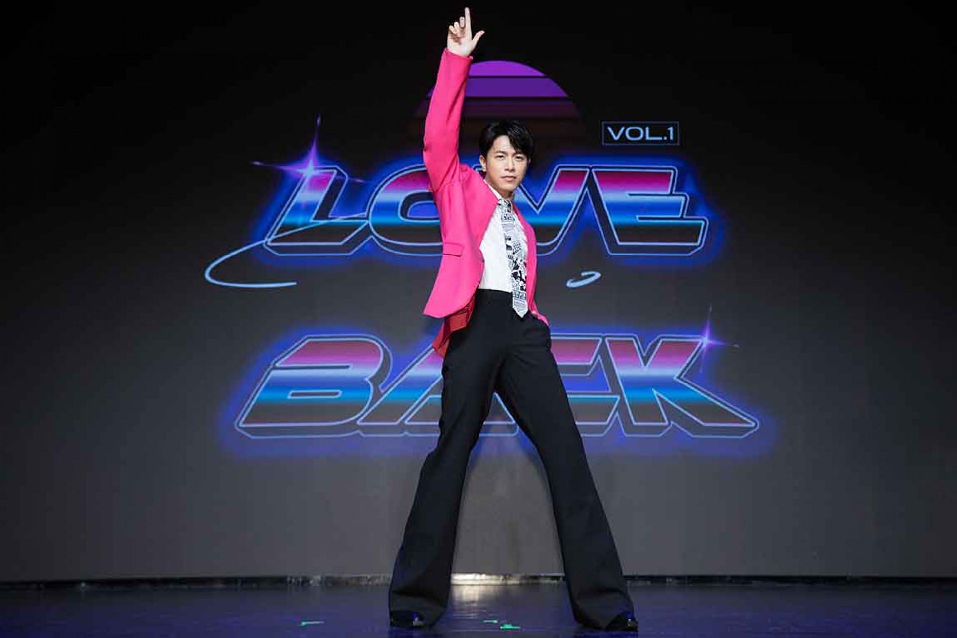 動感歌曲〈珍妮佛〉 韋禮安首次挑戰唱跳 現場示範「韋搖」掀風潮