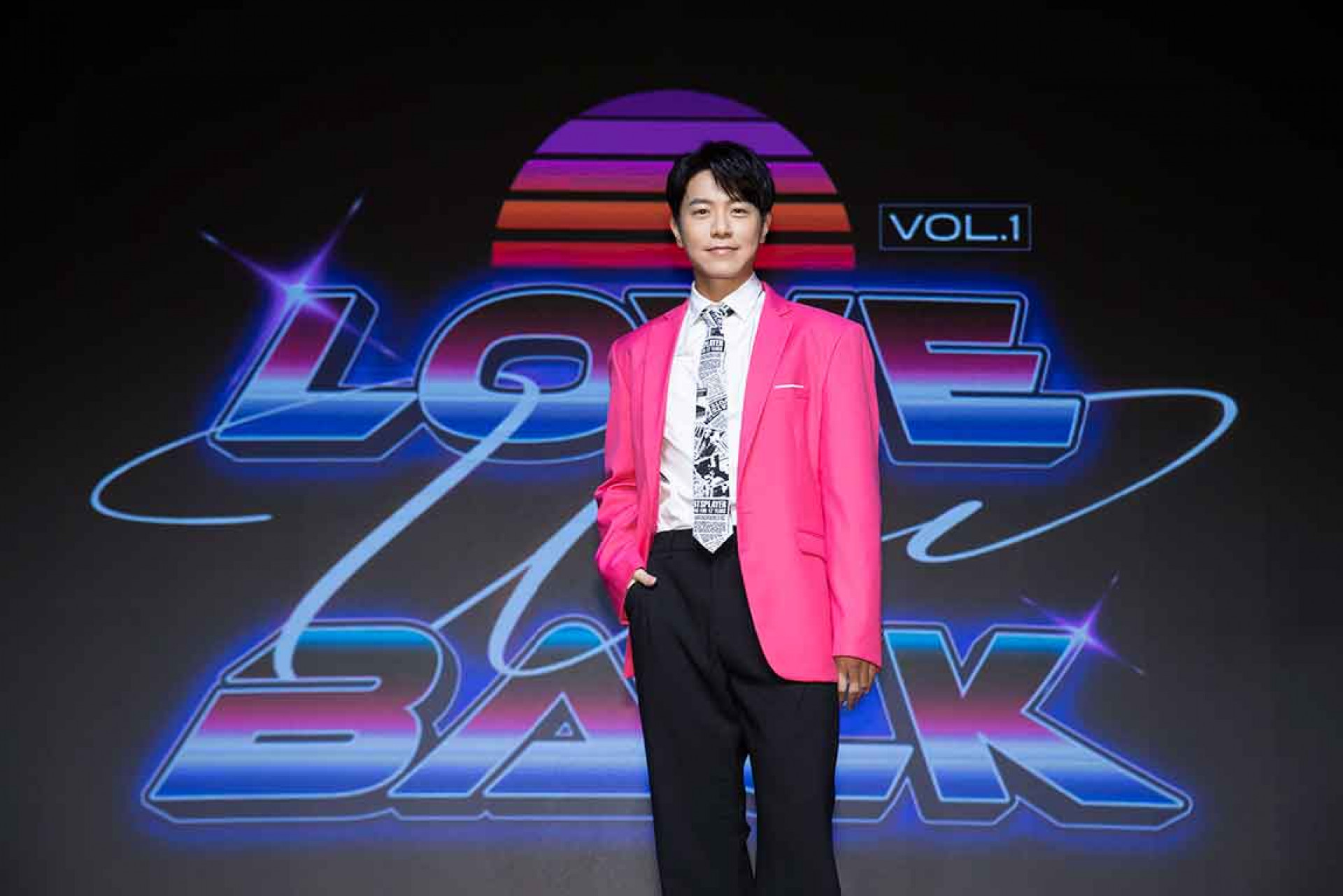 桃紅復古西裝帥氣現身 帶領大家進入「韋宇宙」網站