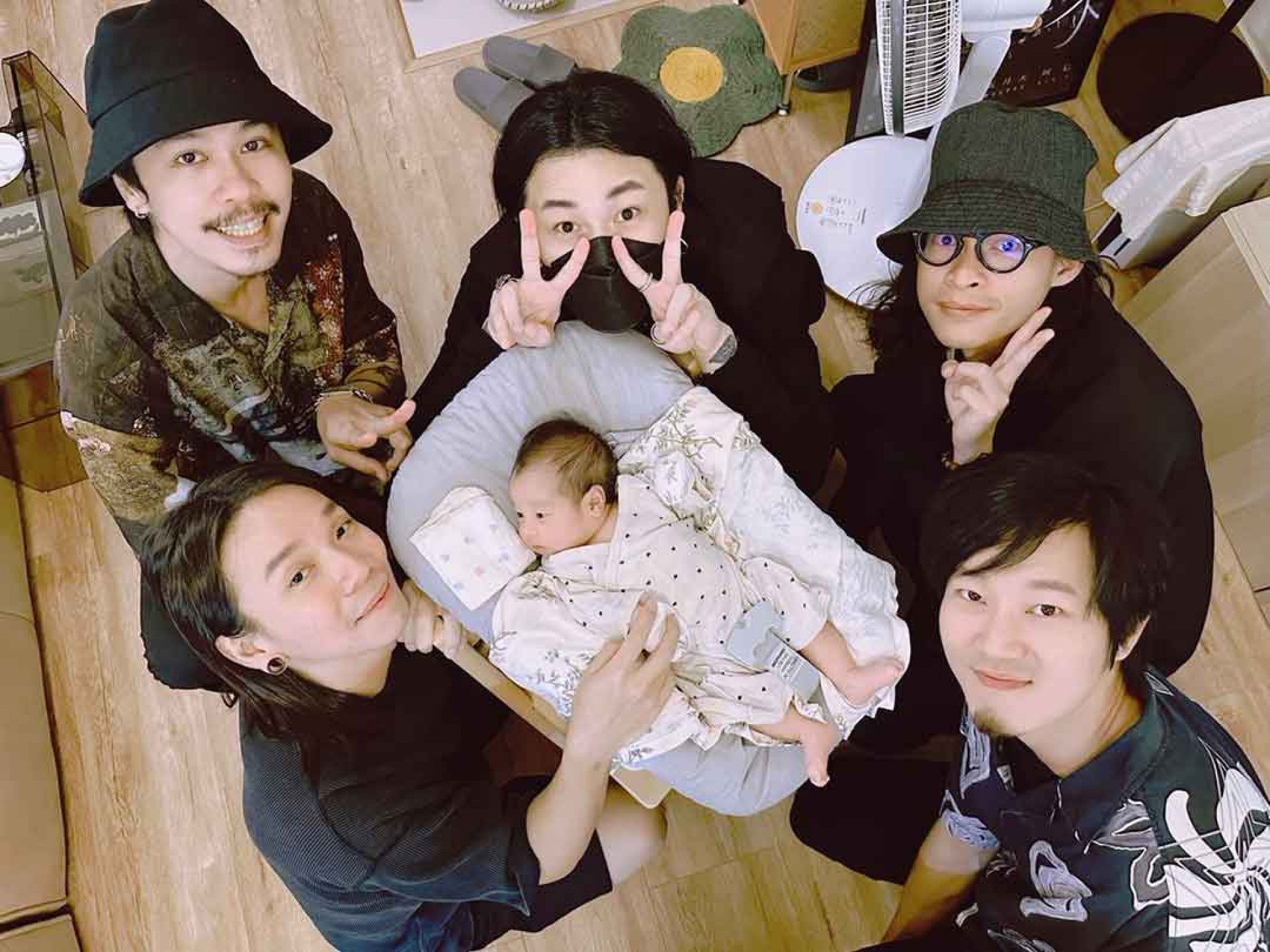 貝斯手以諾升格新手爸喜迎女兒滿月,樂當暖爸幸福喊話「想每一刻都陪著女兒」。(相信音樂提供)