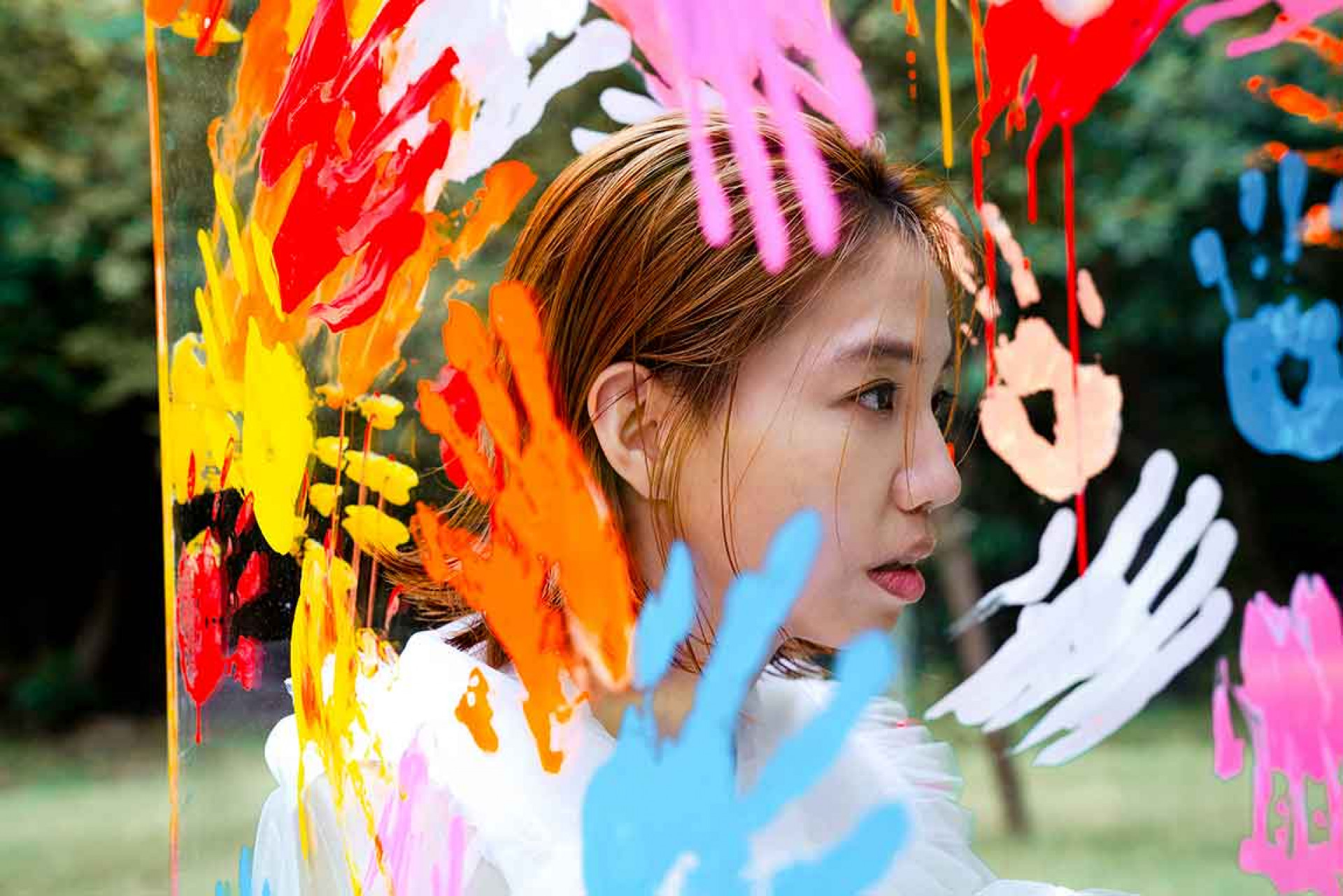 首波單曲〈不佔地方〉在詮釋上極具難度,洪佩瑜得橫跨多達13度音域,挑戰在最高與最低的音域之間來回:「每次唱到最後一次副歌之前,要從很低的音域,立刻唱回高音的段落」