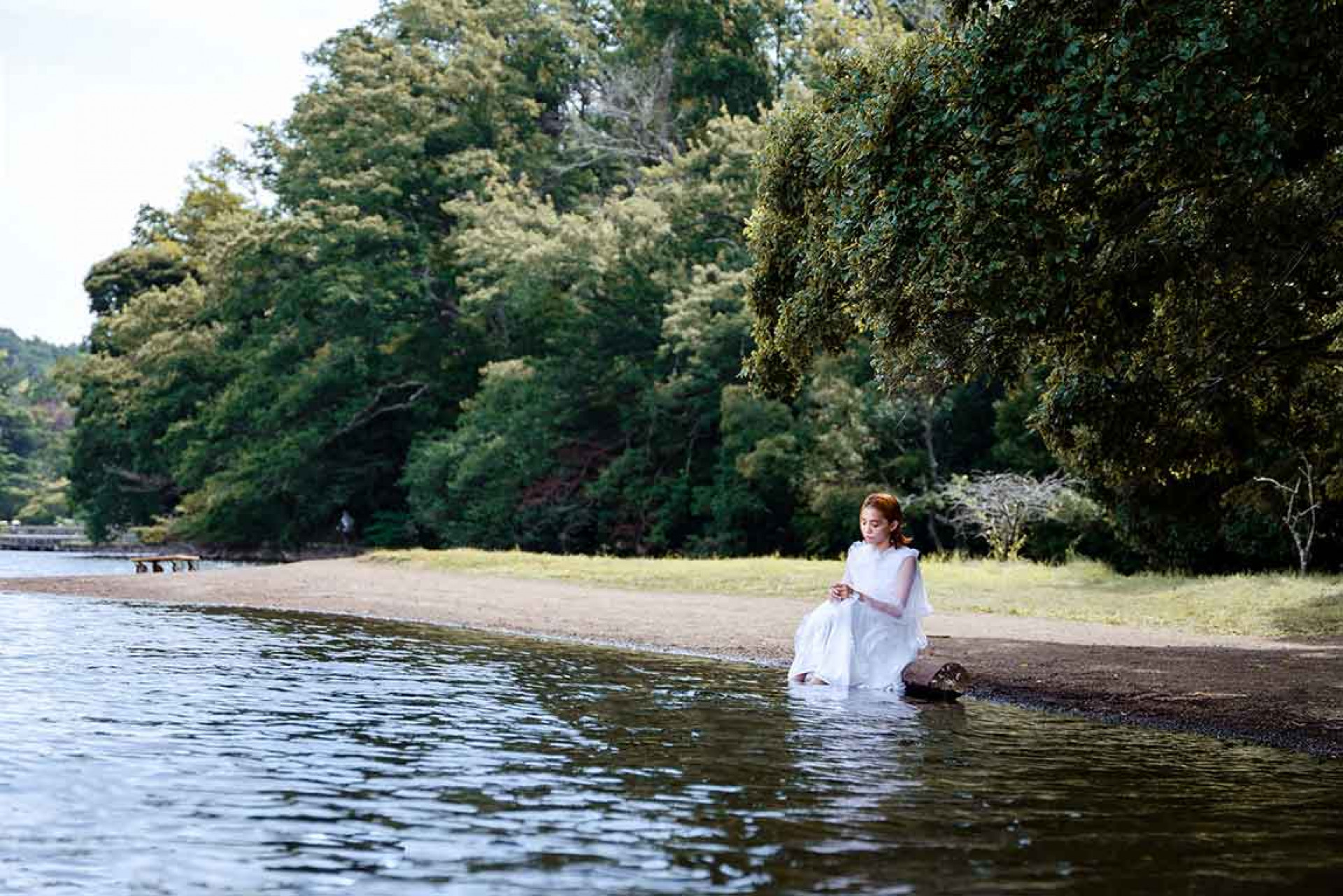 首波單曲〈不佔地方〉MV 邀請擅長以影像轉譯日常細膩哲思的日本導演中澤 太( Tai Nakazawa )合作,導演提到對於這首歌的觸動:「彷彿在為所有的傷心哀悼,有一種能陪伴所有人的溫柔」。