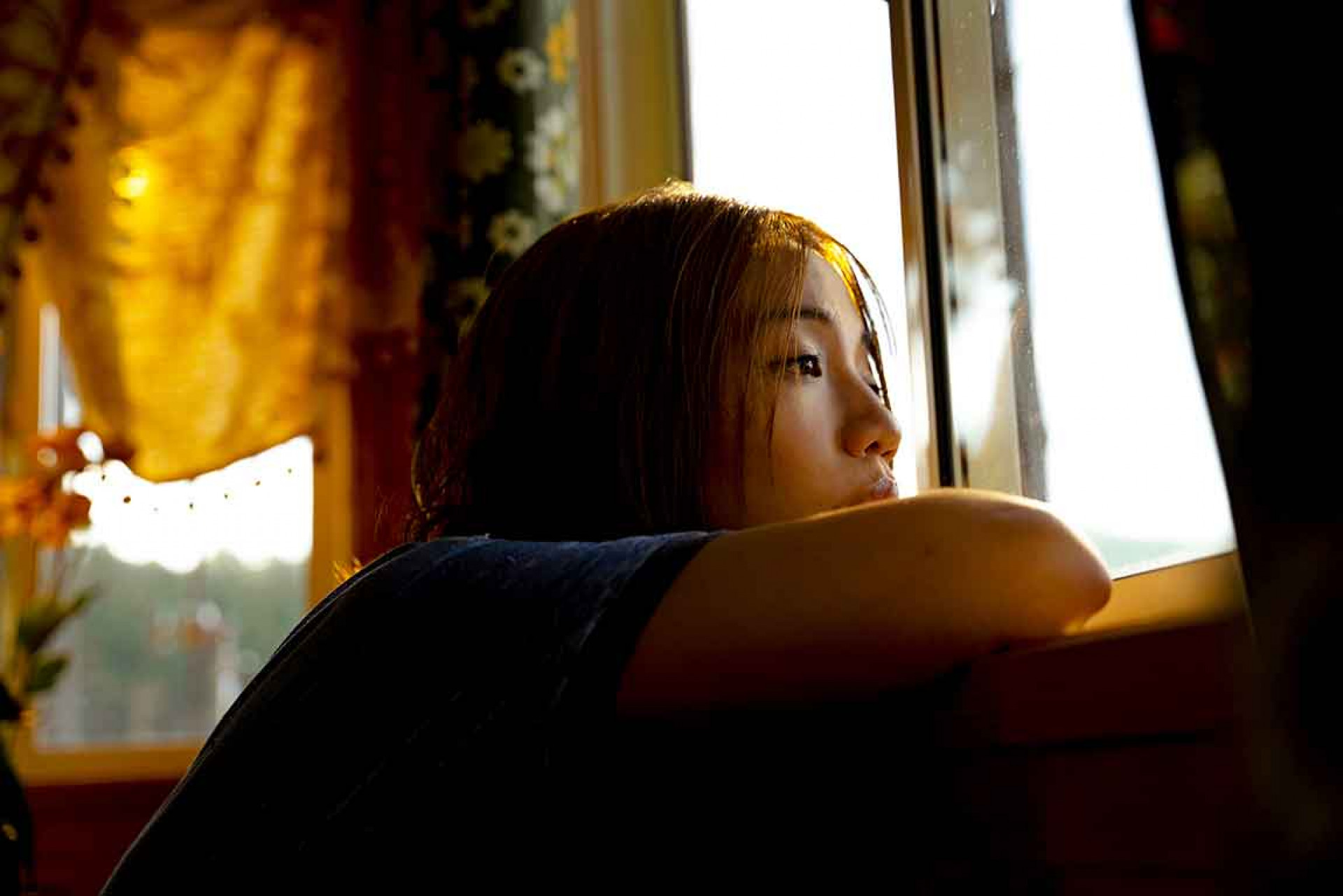 首發抒情單曲〈不佔地方〉，旋律來自馬來西亞的雙人女子創作組合Beverly Rachel Matujal 和 Phoebe Tsen，林憶蓮的〈纖維〉正是她們的成名作之一。洪佩瑜在先前個人專場演出時，更Cover〈纖維〉這首歌不只一次
