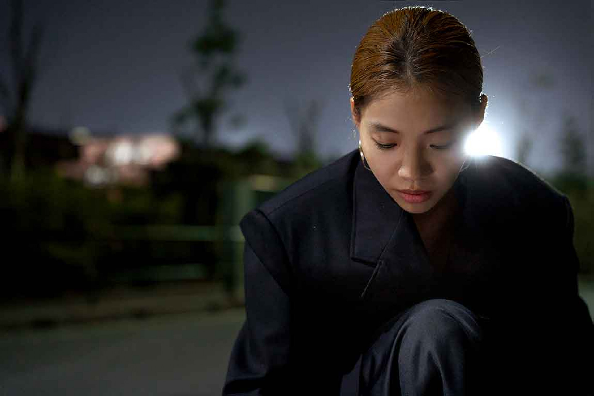 洪佩瑜〈不佔地方〉MV邀請日本導演中澤 太拍攝,洪佩瑜化作「悼念者」,MV於9_9中午12點在洪佩瑜官方YouTube頻道上線