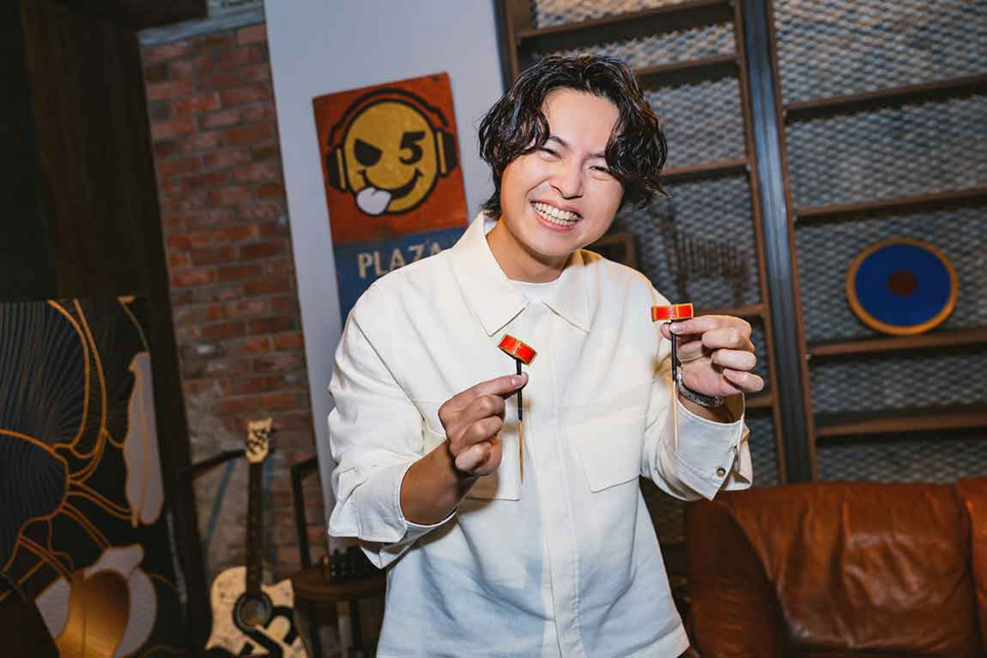 哲謙開心拿著蛋糕上的爵士鼓。（相信音樂提供）