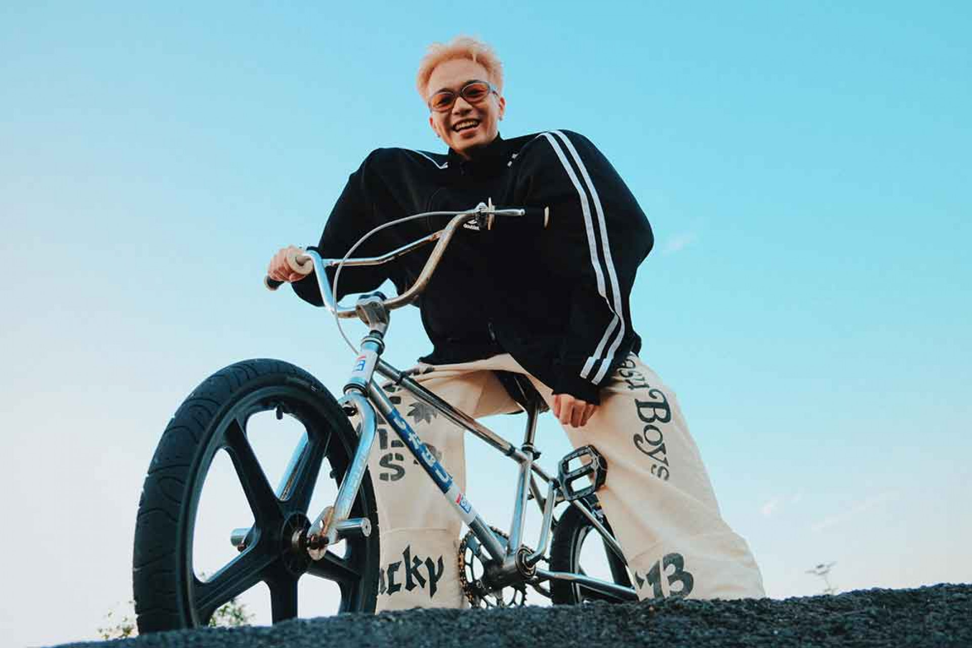 翻玩「國際通用語」大方承認個性直接 既來之則安之