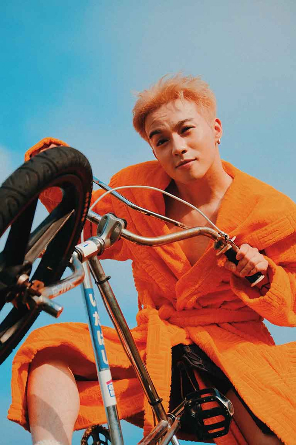 黃號浴袍小露胸肌 半夜拍攝醒到天亮根本人形貓頭鷹