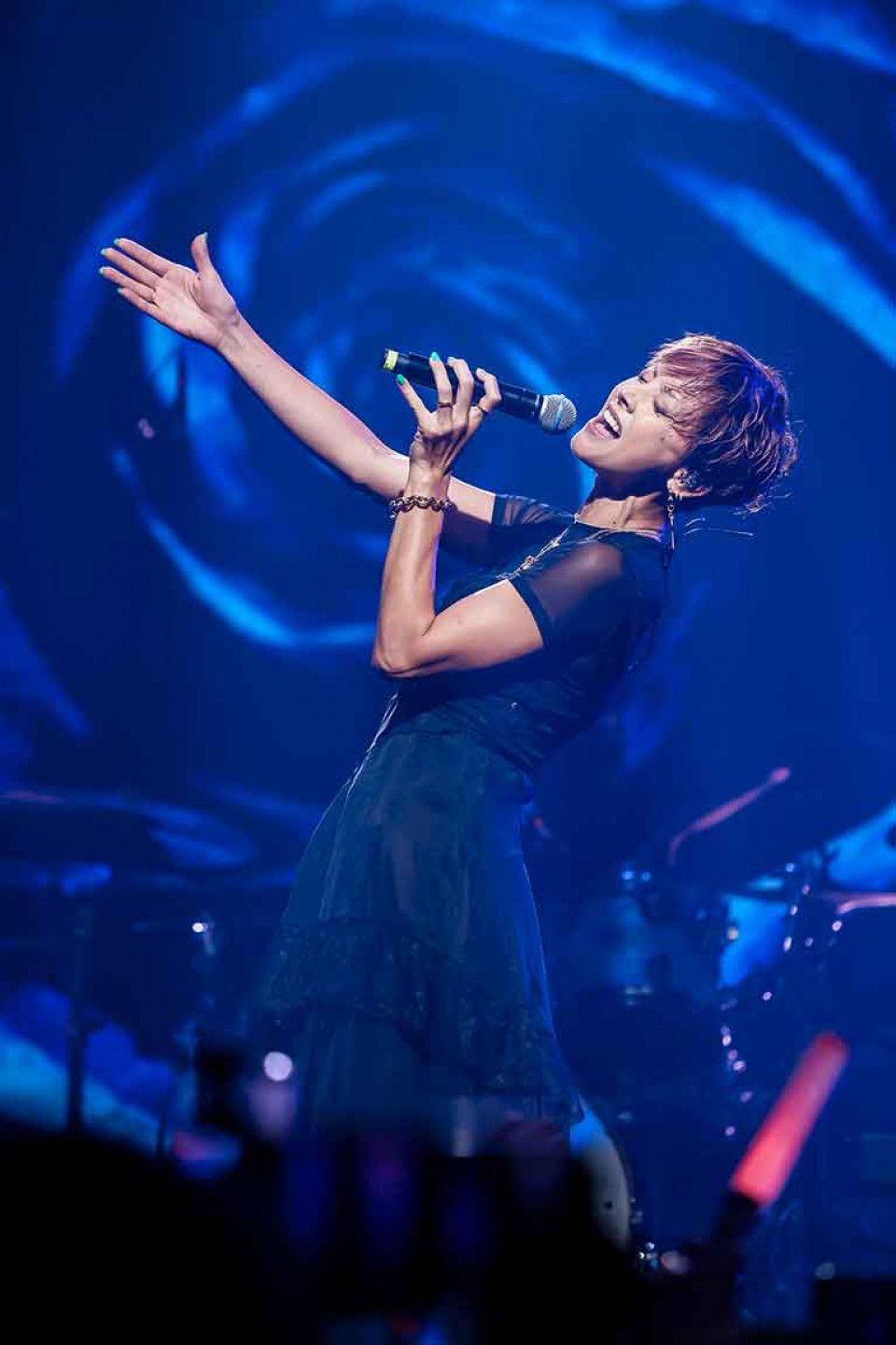 出道二十五週年的她,號召長年以支援樂手身份合作的實力派樂手組成四人搖滾樂團「BLVCKPHOENIX」