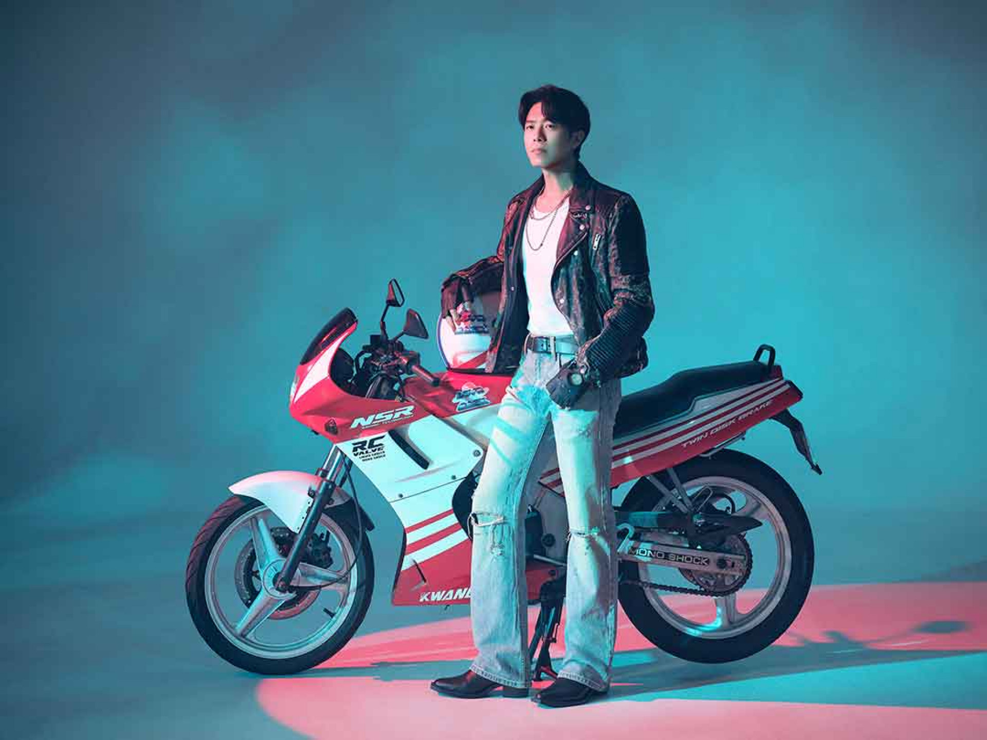 韋禮安穿皮衣騎重機〈愛我沒錯〉MV一上線 網上帥聲不斷