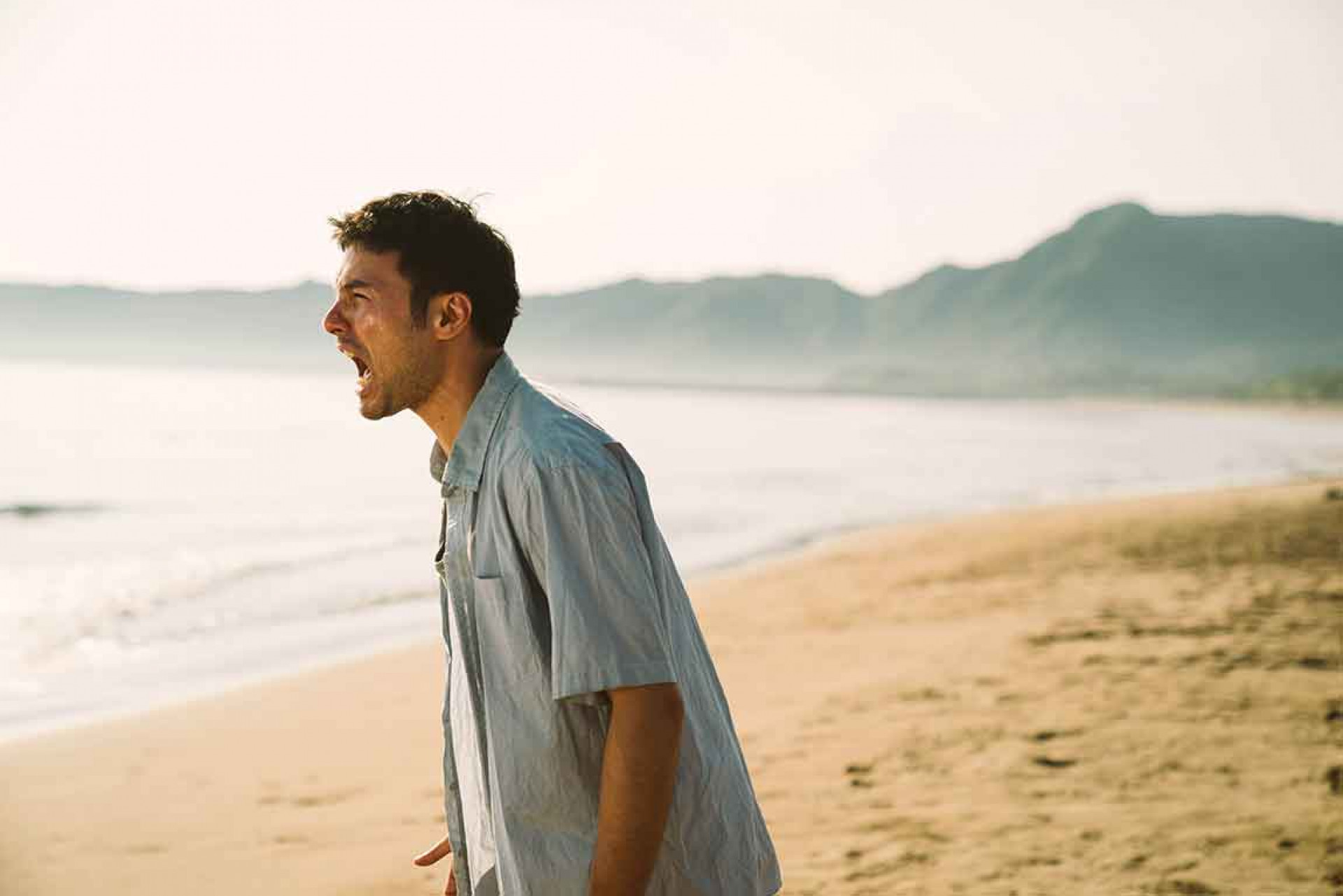 鳳小岳在豔陽下演出暴怒吼叫情緒戲「氣到冒煙」(綺影發行提供)