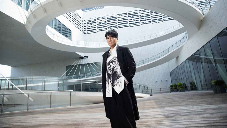 九冠王張信哲再晉級成霸榜天王！將〈這世的名字〉MV 搬進上博第1人