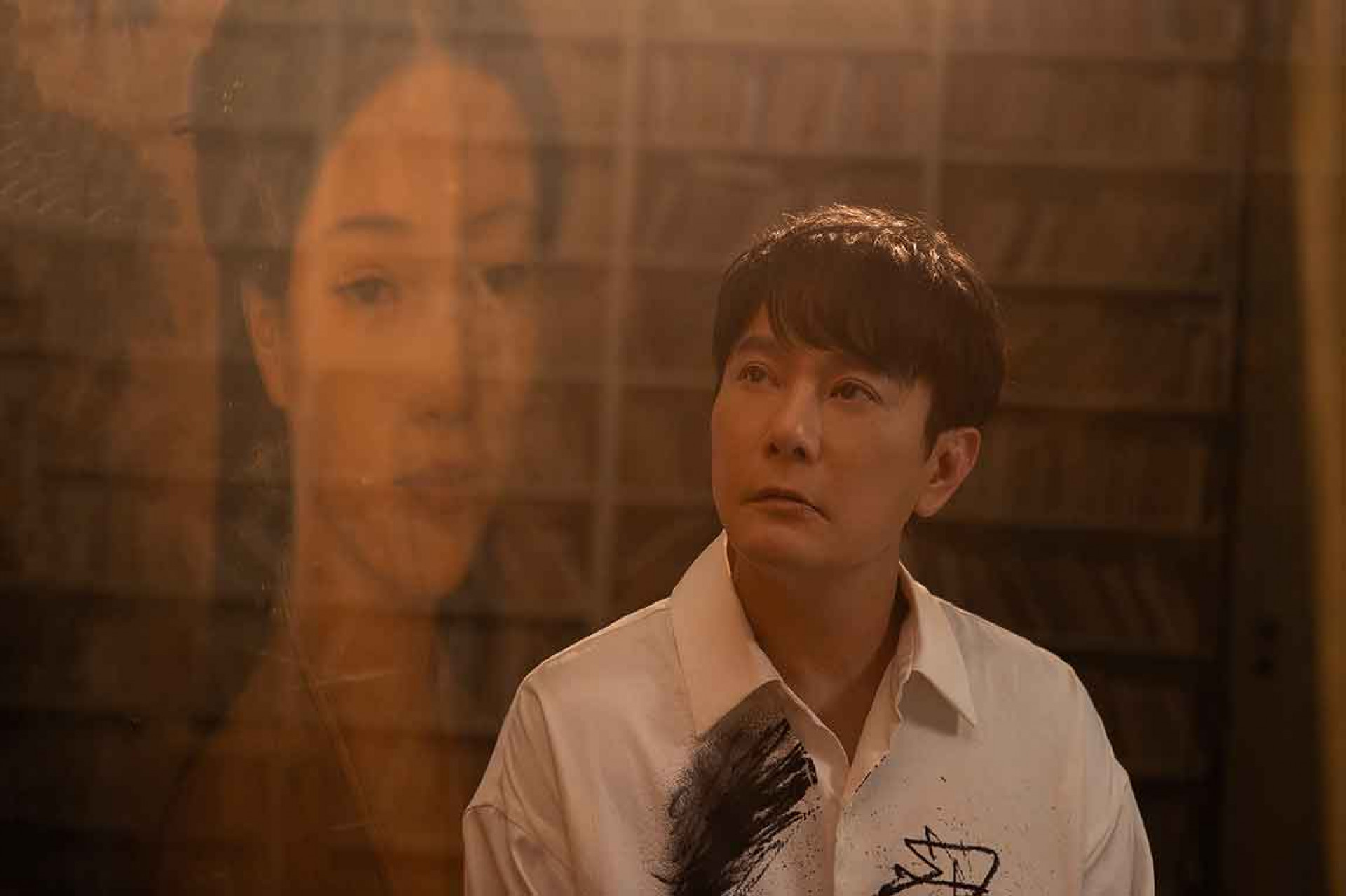 MV中張信哲在滿室書畫前輕聲吟唱，被網友稱作「詩人穿越回古代」
