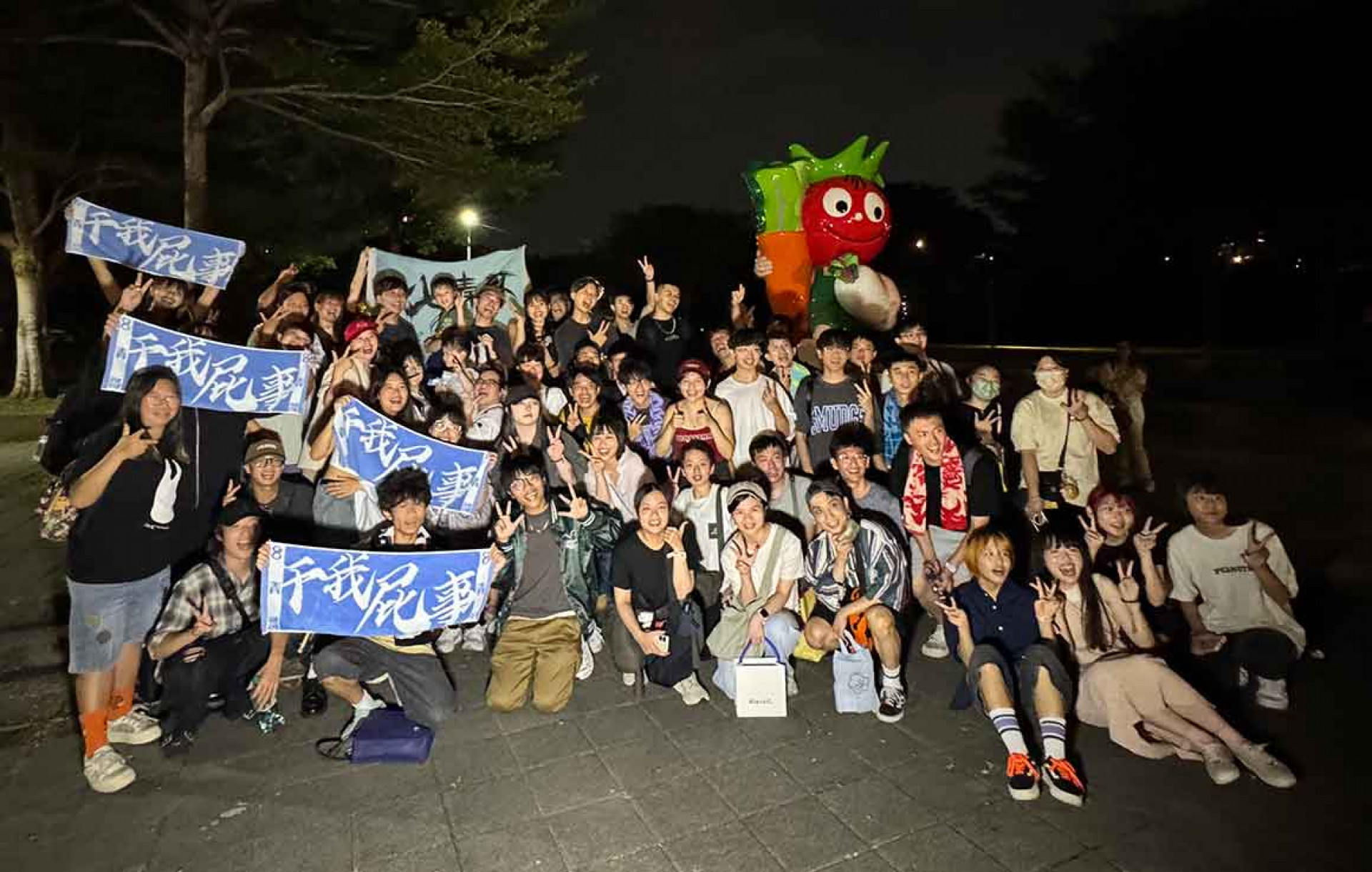 歌迷集結迎接「八青哥」第99場快閃演出