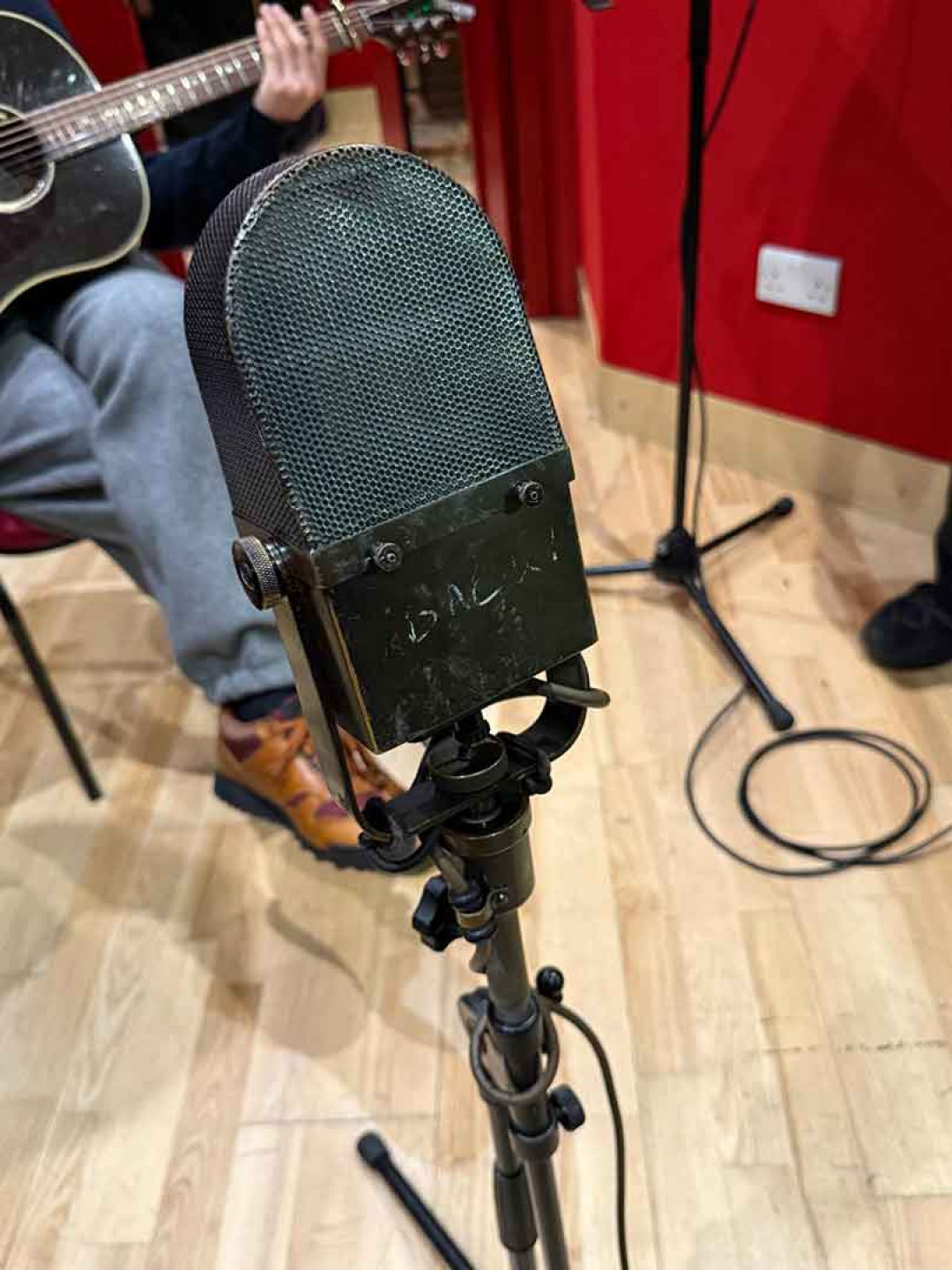 傳奇艾比路錄音室神秘百年古董麥克風助攻。(相信音樂提供)