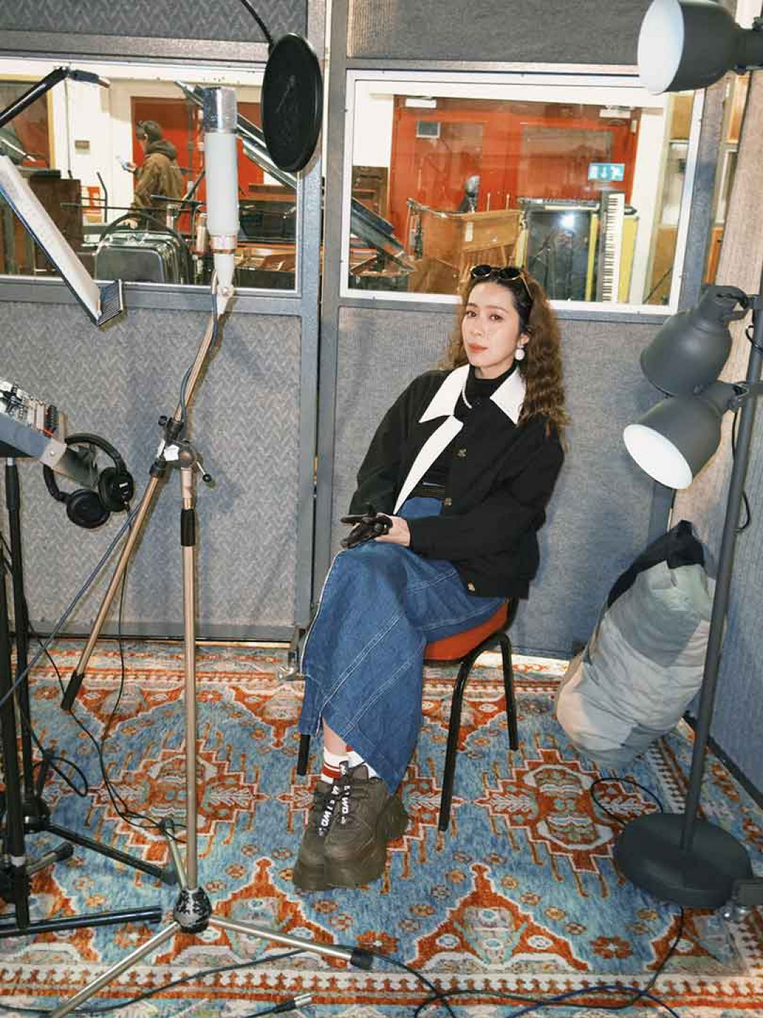 犬青透露看到1934年的麥克風覺得有點不對勁。(相信音樂提供)