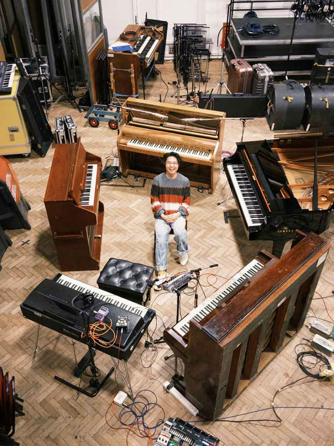 哲謙在歷史悠久的艾比路錄音室。(相信音樂提供)