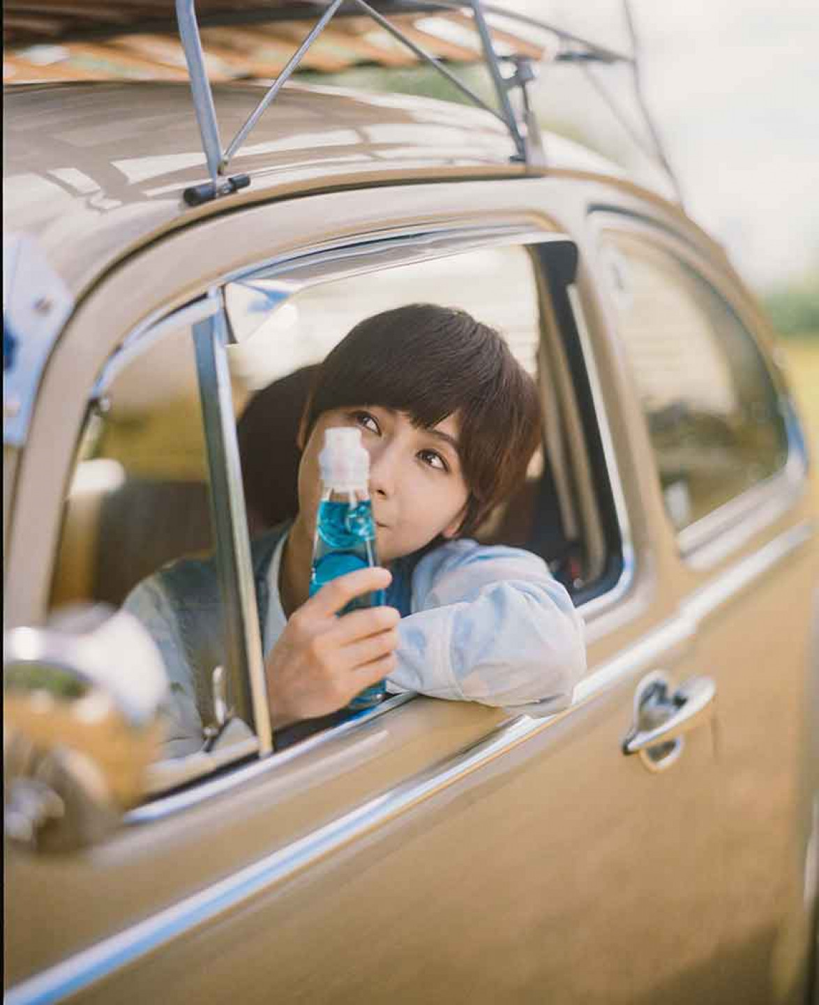 拍MV斜坡推車只能原地踏步 小魏笑:「真推的話,就得把汗水也當汽水了。」