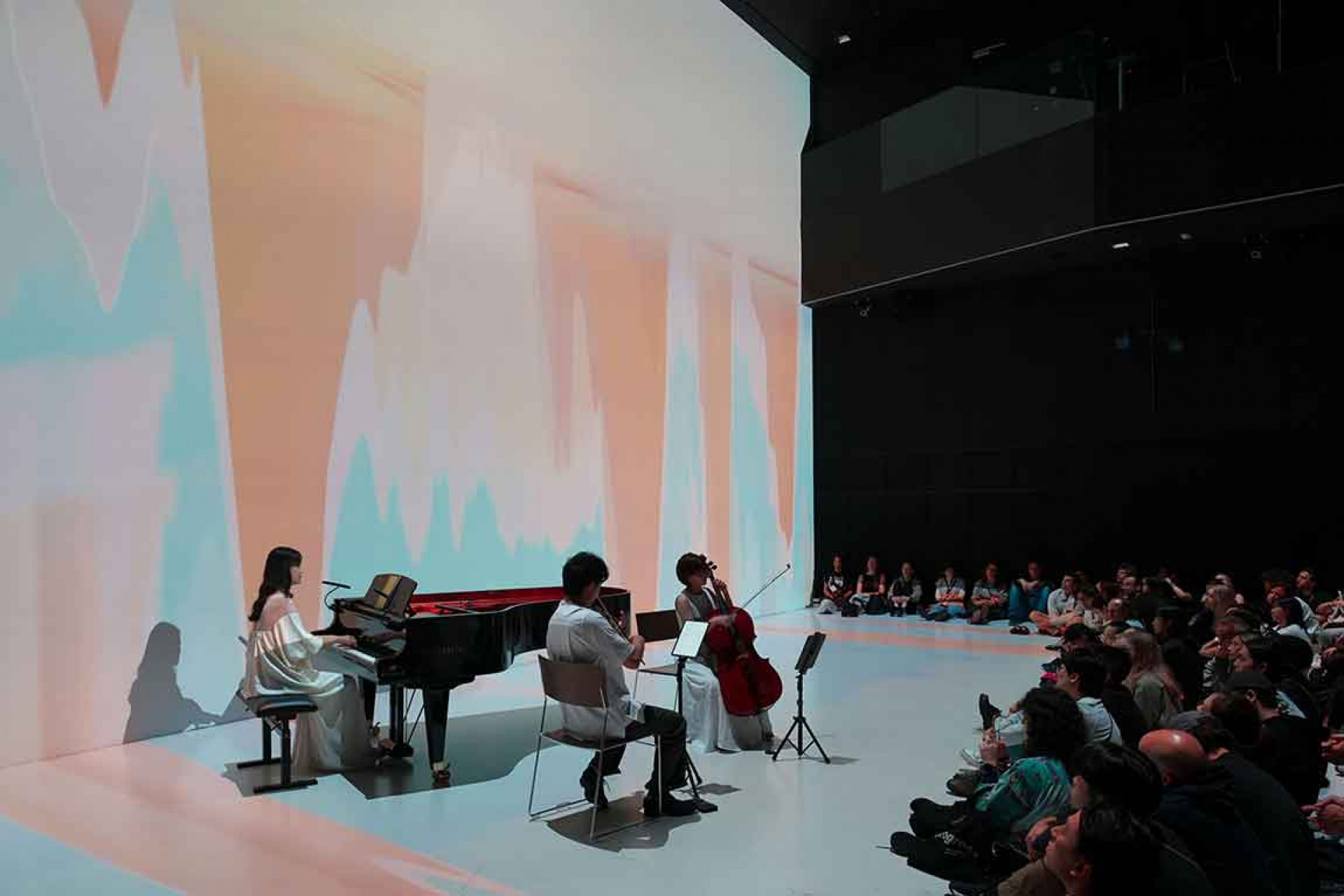 Cicada團員們分享,由於影像是即時生成,每一次彩排時都會因為收音或演奏方式不同,而產生出預期之外的影像變化。