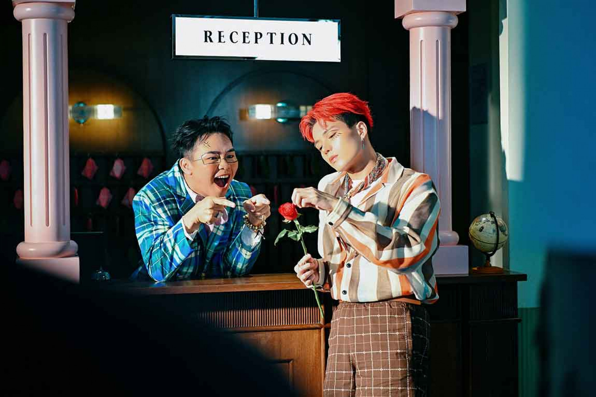 MV 挑戰浮誇妝造展現絕佳敬業精神