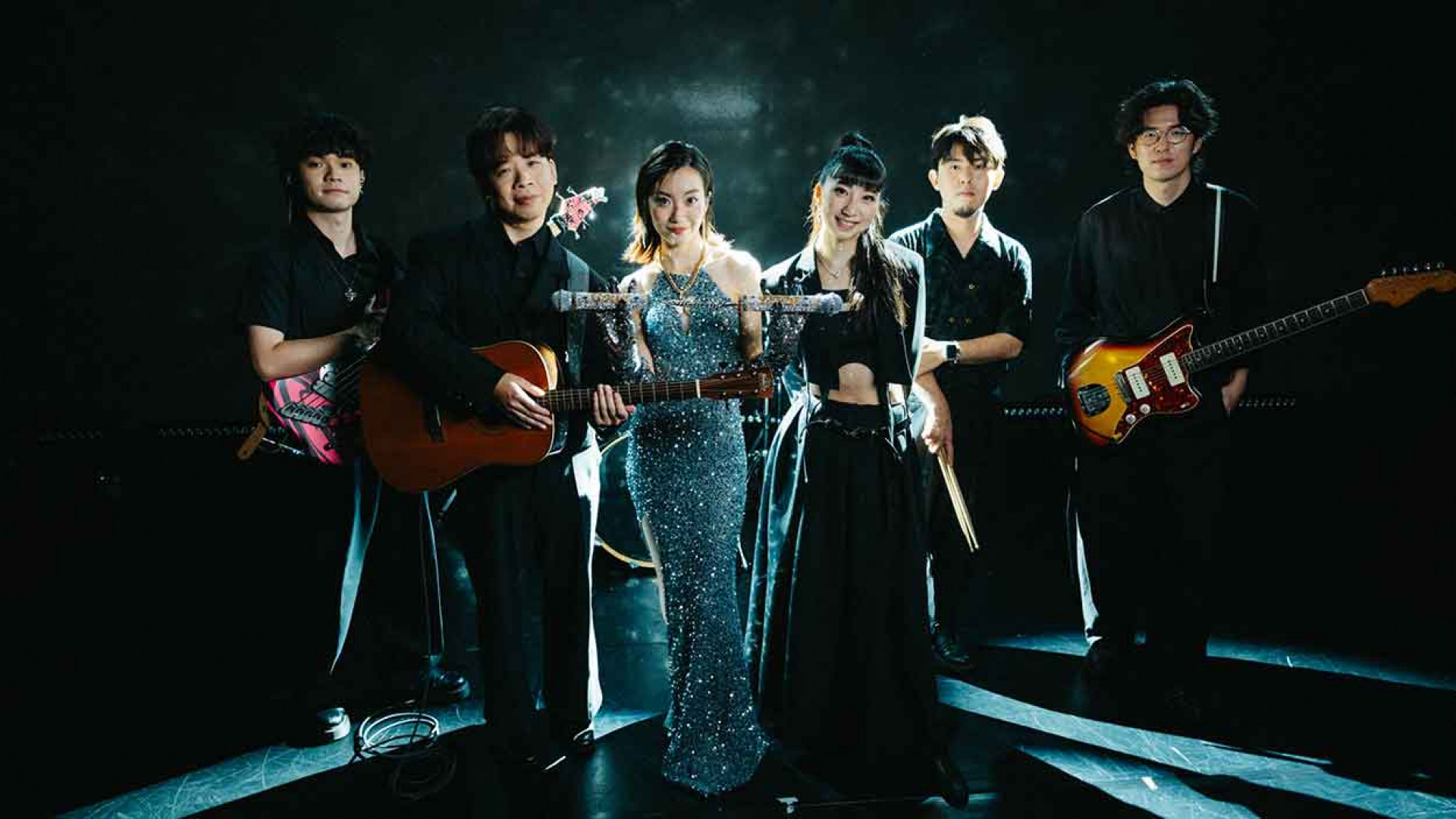 主打歌〈攀〉是專輯的核心精神,探討人們在人際網絡中不斷「往上攀」的現象