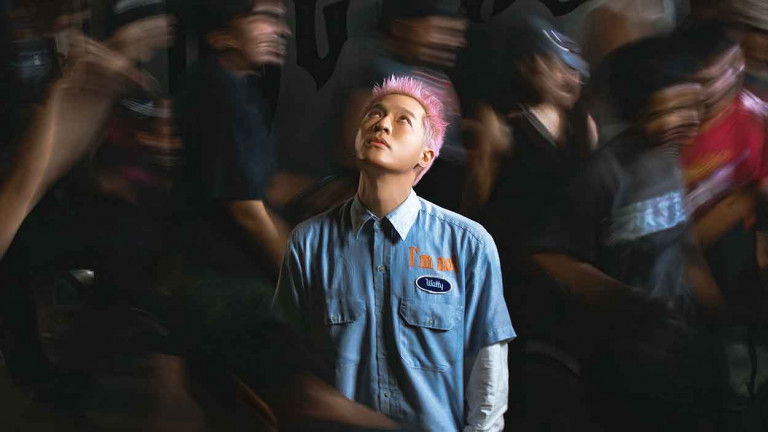 周湯豪金屬搖滾主打〈FLAMES〉爽度爆表的吼腔  MV從舞台一躍而下超燃現場