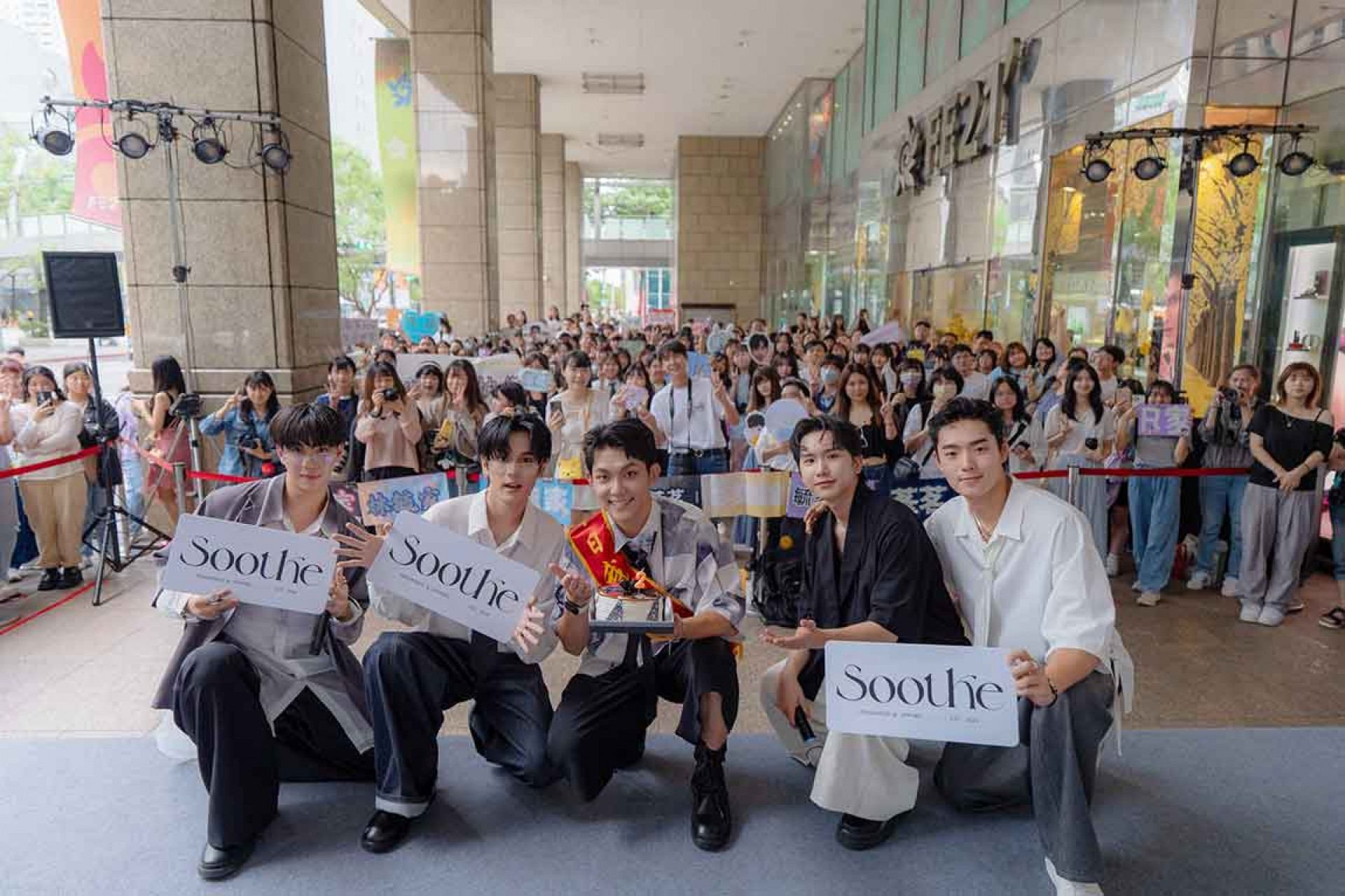 源少年聯名香水《進行式》﹑《絮語》成粉絲聯名-專屬彩蛋（左起李秉諭﹑盧佾暘﹑林毓家﹑黃莑茗﹑須弘道）（Soothe時氛--提供）