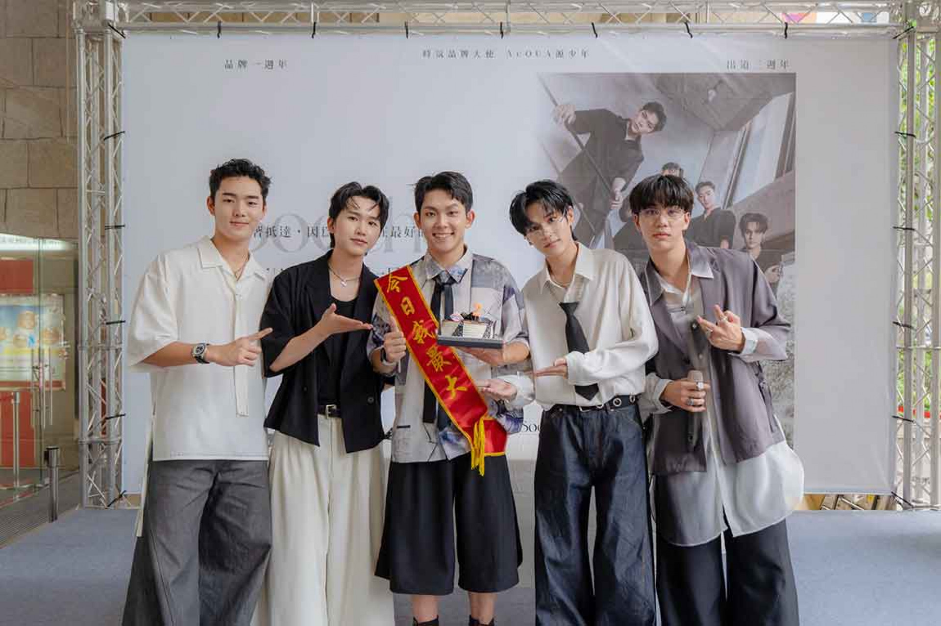 年左起須弘道﹑黃莑茗﹑林毓家﹑盧佾暘﹑李秉諭一同為壽星毓家慶生-(Soothe時氛--提供)