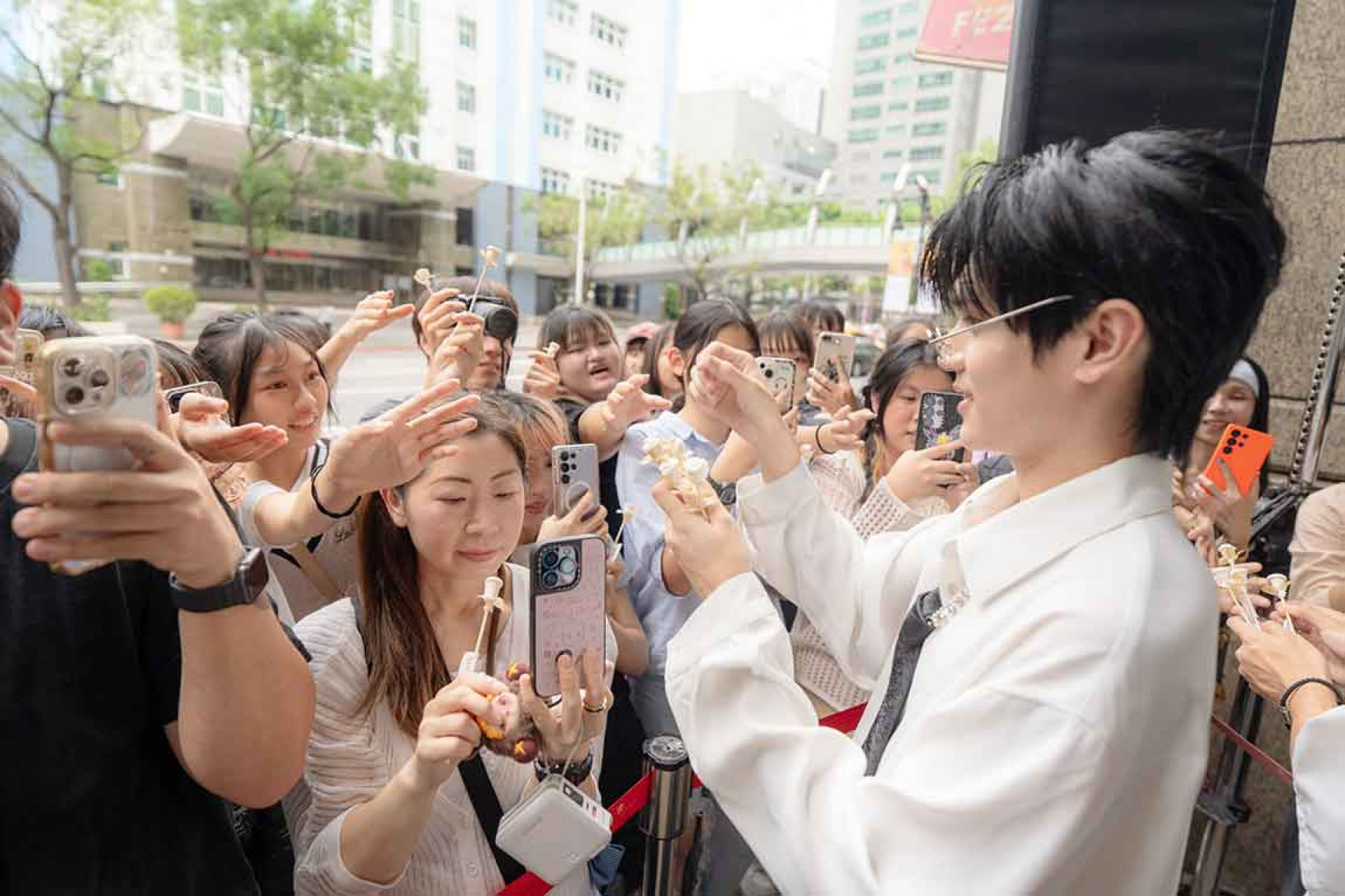 少年出席一日店長活動人潮擠爆現場_盧佾暘(Soothe時氛--提供)