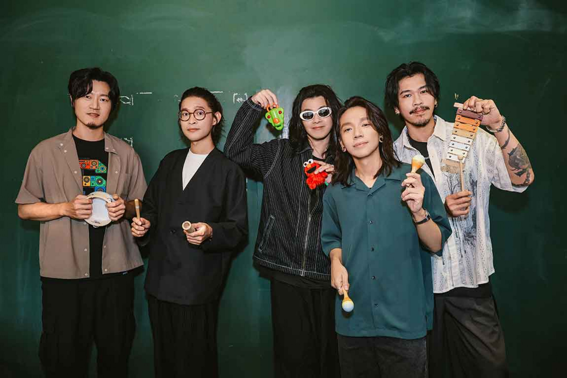 麋先生全新單曲〈散散步〉成最可愛的一首歌，以諾夫妻錄音室放閃甜翻全場。（相信音樂提供）