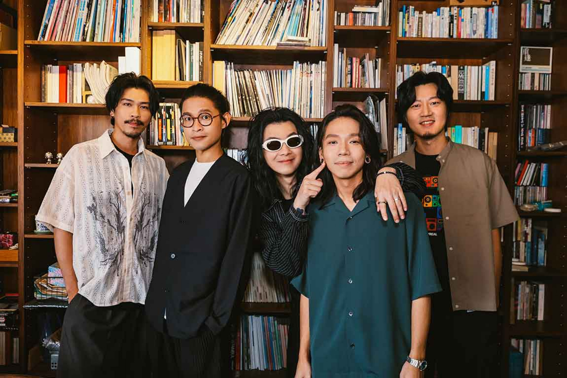 金曲樂團麋先生集體寵乾女兒,為貝斯手以諾千金送無價豪禮!驚喜釋出全新單曲〈散散步〉。(相信音樂提供)