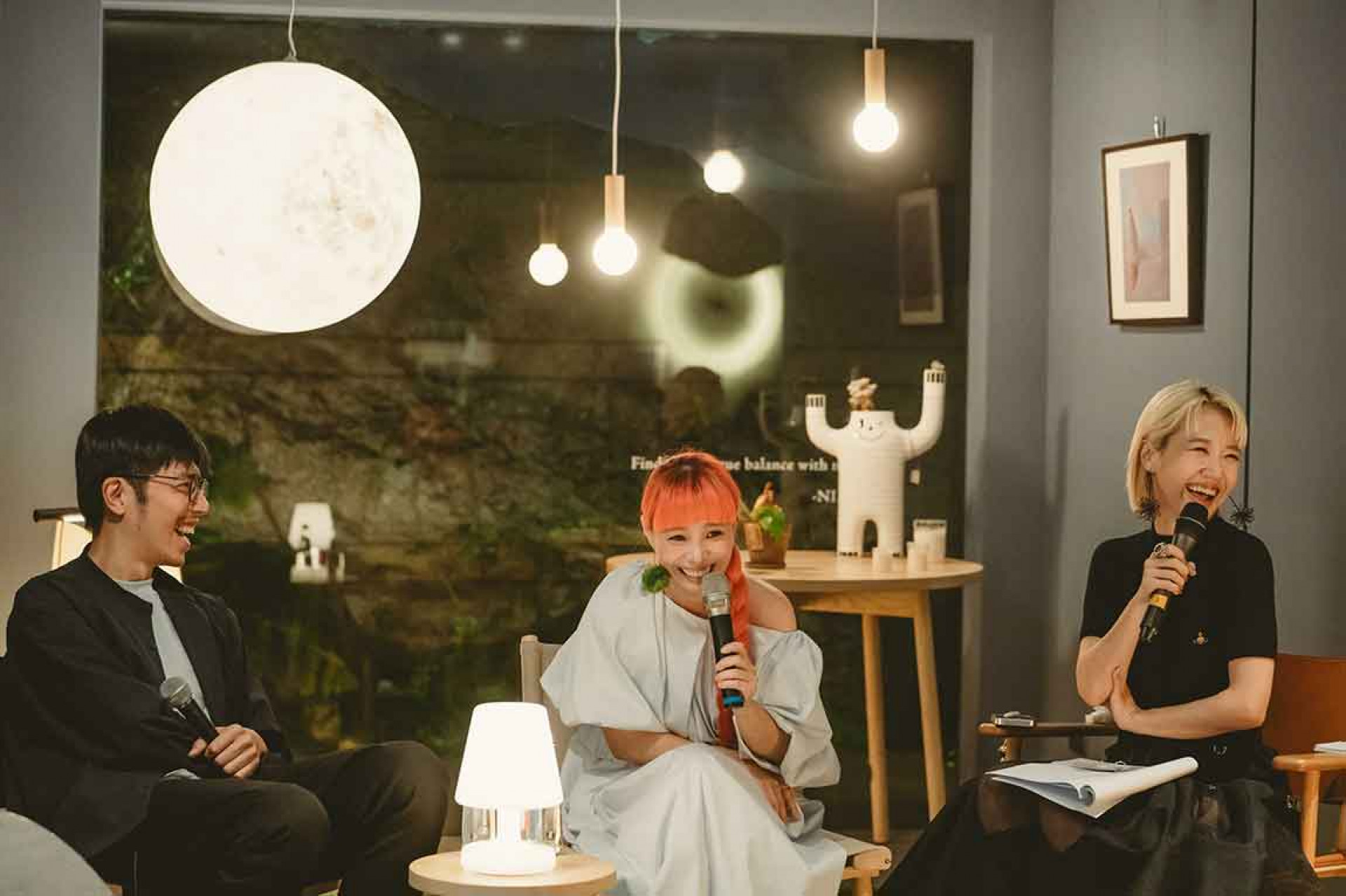 許哲珮再次攜手好友王希文共同製作,兩人從10年前的《搖擺電力公司》相遇,開啟這段相知相惜的旅程