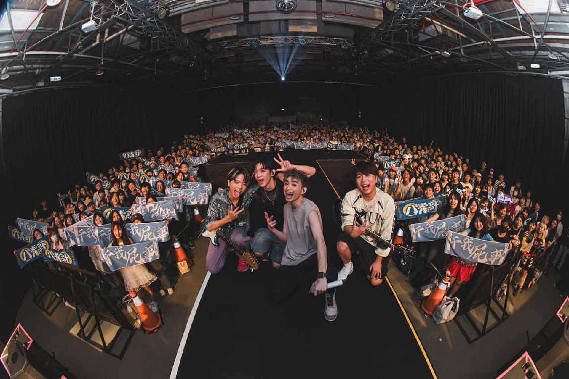 由左到右:吉他手阿熊、嘉賓李科穎、主唱Yolo、吉他手閔翔