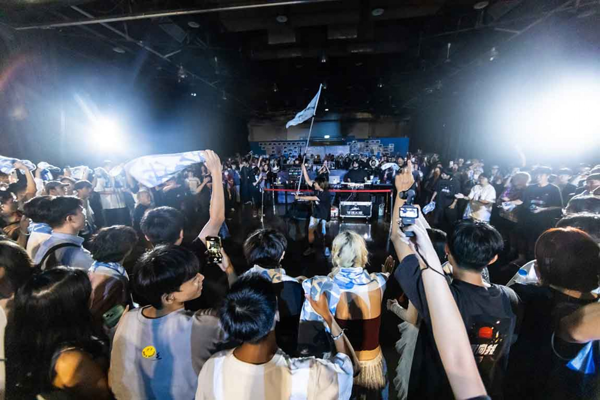 八青哥舉辦《衝向你。衝向我》首場大型專場,近千粉絲熱血參與jpg
