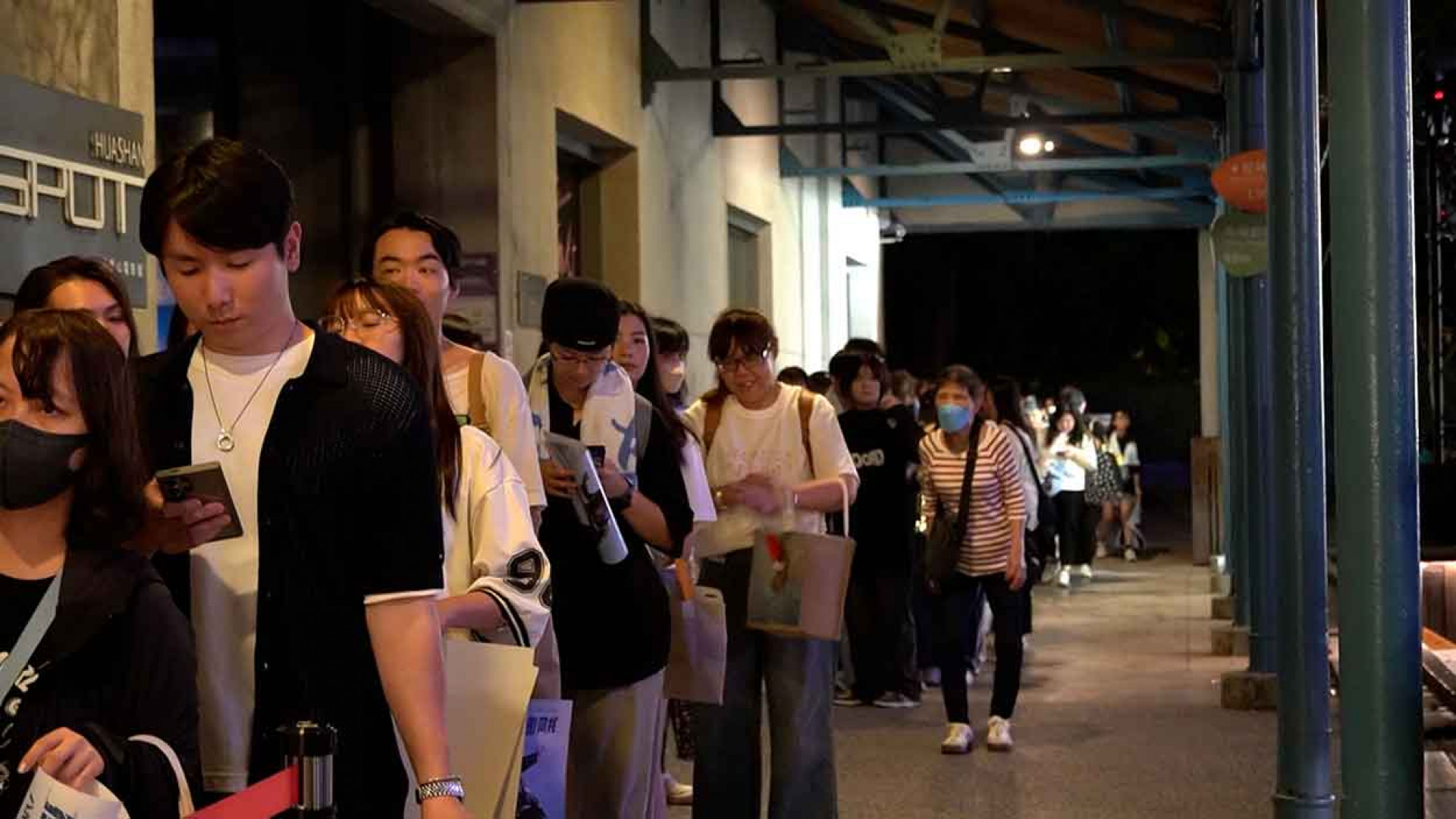 八青哥簽名會排隊人龍看不見盡頭