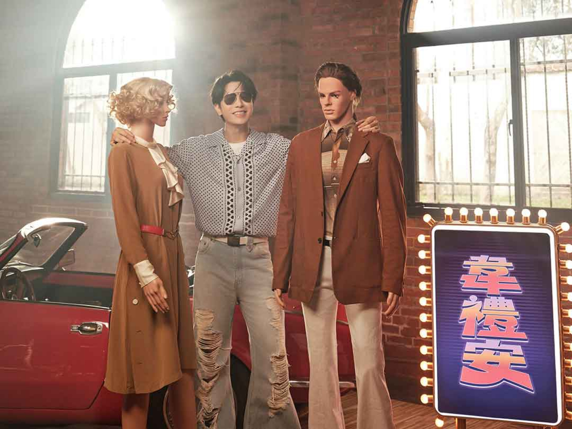 MV中帶著兩位俏麗女舞者大展獨門「WeiRoll韋搖」舞技