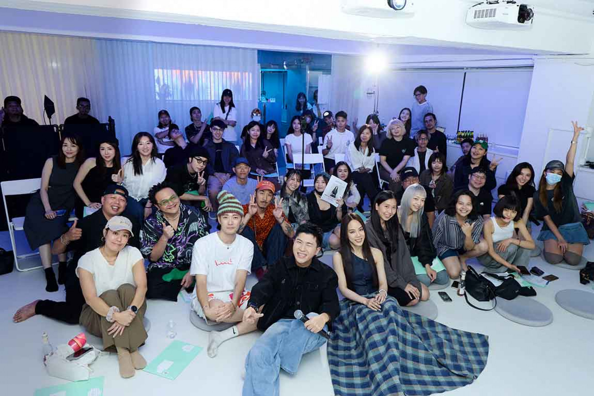 aDAN薛詒丹昨日於身心靈空間 the MEDIAN 舉行《孤獨金魚圖鑑 Goldfish in the Tank》專輯搶聽會,邀音樂圈好友席地而坐共同聆聽新曲